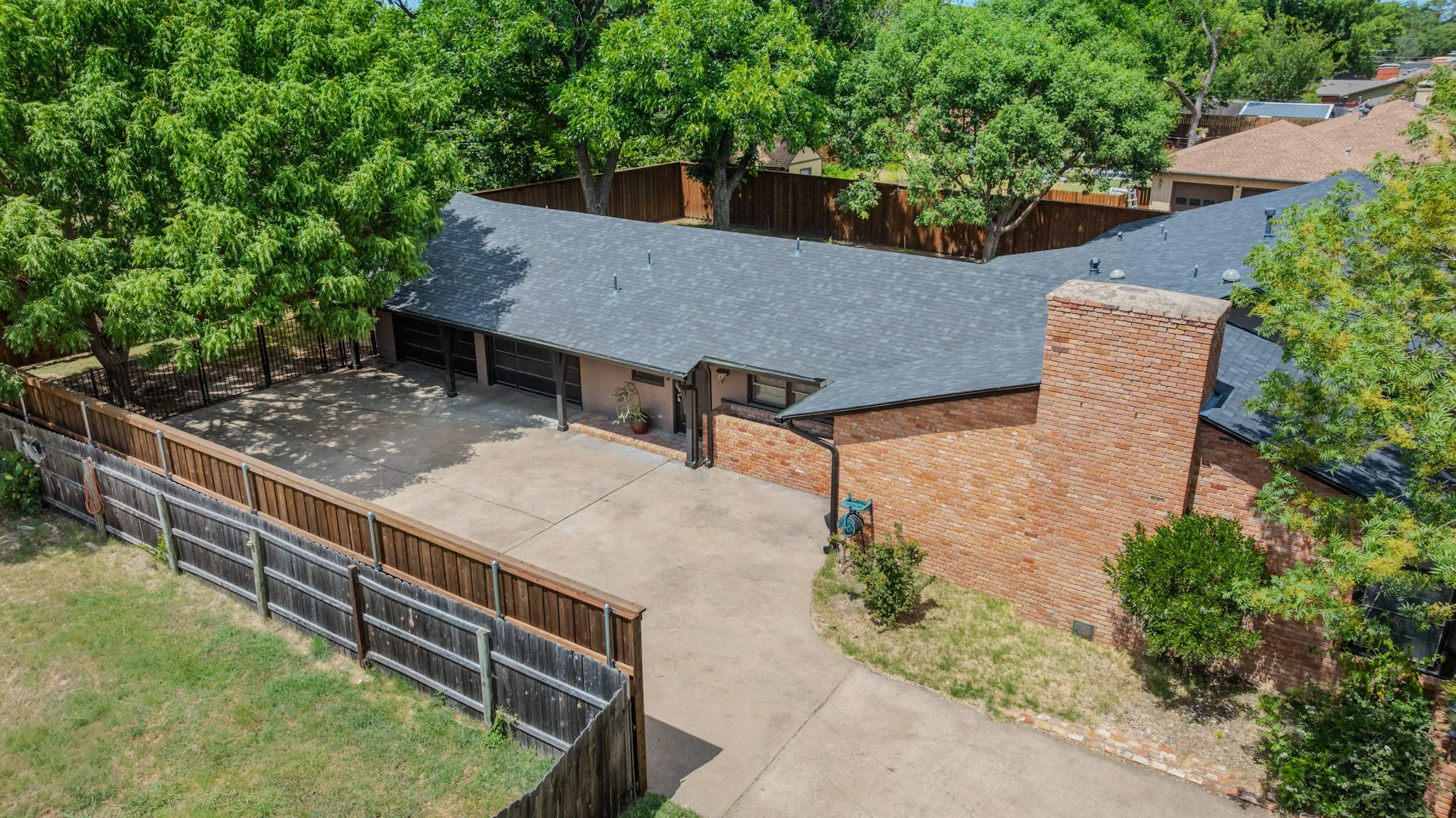 Single Family Residence For Sale in Johnson County , 1214 Loma Alta Place, Cleburne, Texas 76033, 3 Bedroom, 3 Bathroom, 2 Garage spaces, 2,950 Sqft, built in 1956, mls#21329538, Real Estate Agent in Cleburne, Homes For Sale in Johnson county, Homes For Sale in Cleburne, Realtor in Cleburne Texas, Real Estate Brokerage Independent Realty Texas, Luminita Cordes Realtor