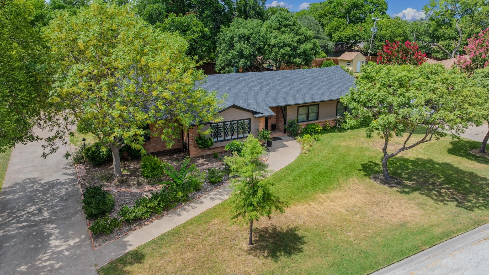 Single Family Residence For Sale in Johnson County , 1214 Loma Alta Place, Cleburne, Texas 76033, 3 Bedroom, 3 Bathroom, 2 Garage spaces, 2,950 Sqft, built in 1956, mls#21329538, Real Estate Agent in Cleburne, Homes For Sale in Johnson county, Homes For Sale in Cleburne, Realtor in Cleburne Texas, Real Estate Brokerage Independent Realty Texas, Luminita Cordes Realtor