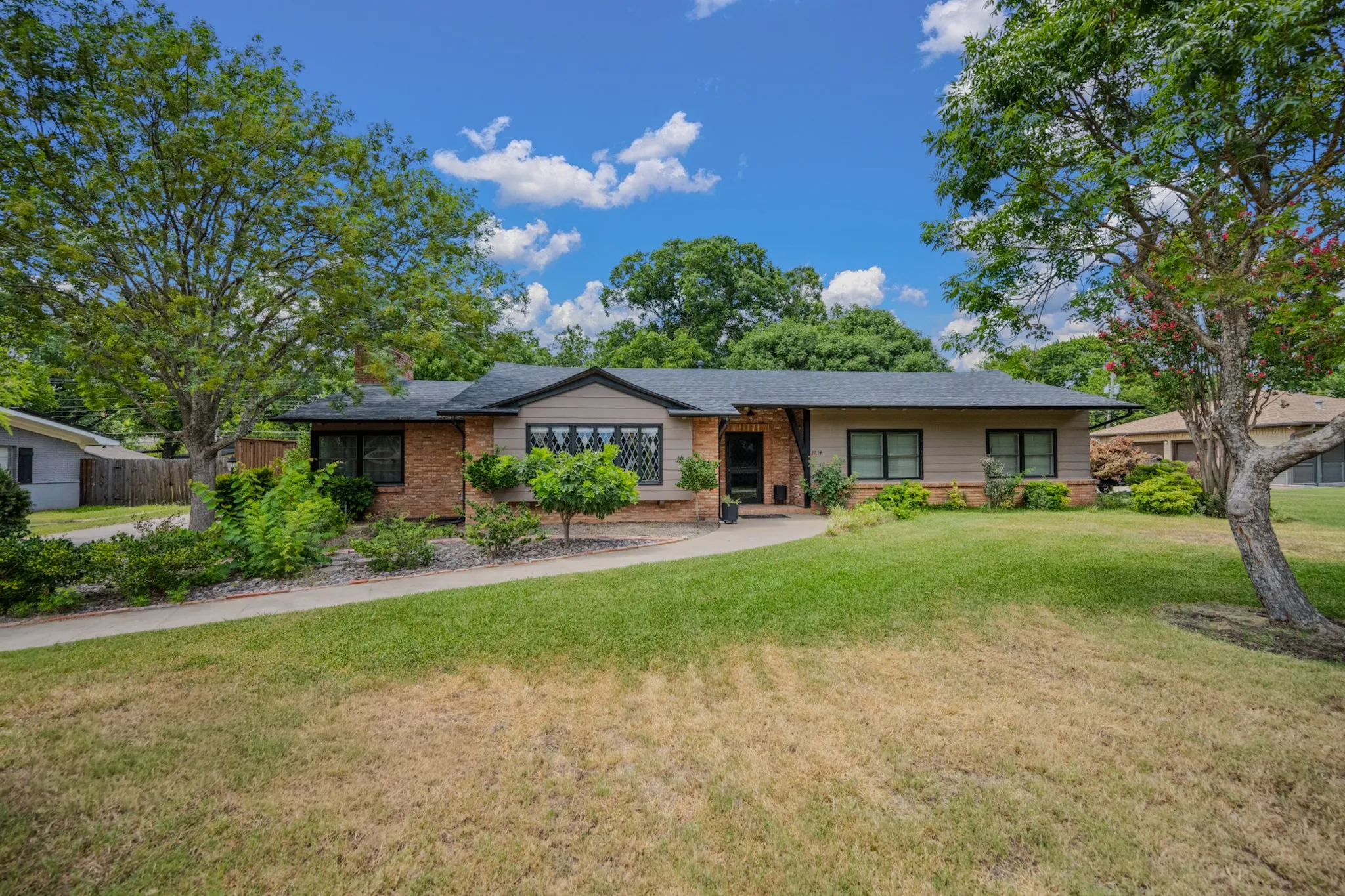 Single Family Residence For Sale in Johnson County , 1214 Loma Alta Place, Cleburne, Texas 76033, 3 Bedroom, 3 Bathroom, 2 Garage spaces, 2,950 Sqft, built in 1956, mls#21329538, Real Estate Agent in Cleburne, Homes For Sale in Johnson county, Homes For Sale in Cleburne, Realtor in Cleburne Texas, Real Estate Brokerage Independent Realty Texas, Luminita Cordes Realtor