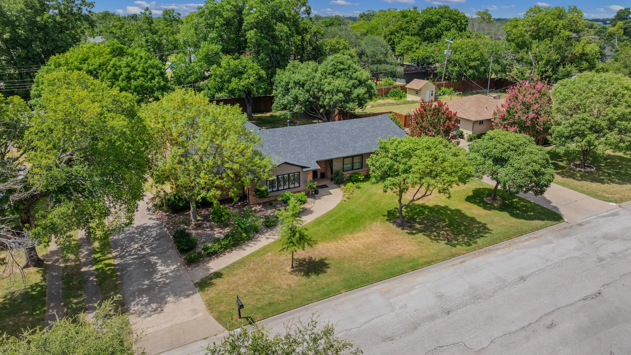 Single Family Residence For Sale in Johnson County , 1214 Loma Alta Place, Cleburne, Texas 76033, 3 Bedroom, 3 Bathroom, 2 Garage spaces, 2,950 Sqft, built in 1956, mls#21329538, Real Estate Agent in Cleburne, Homes For Sale in Johnson county, Homes For Sale in Cleburne, Realtor in Cleburne Texas, Real Estate Brokerage Independent Realty Texas, Luminita Cordes Realtor