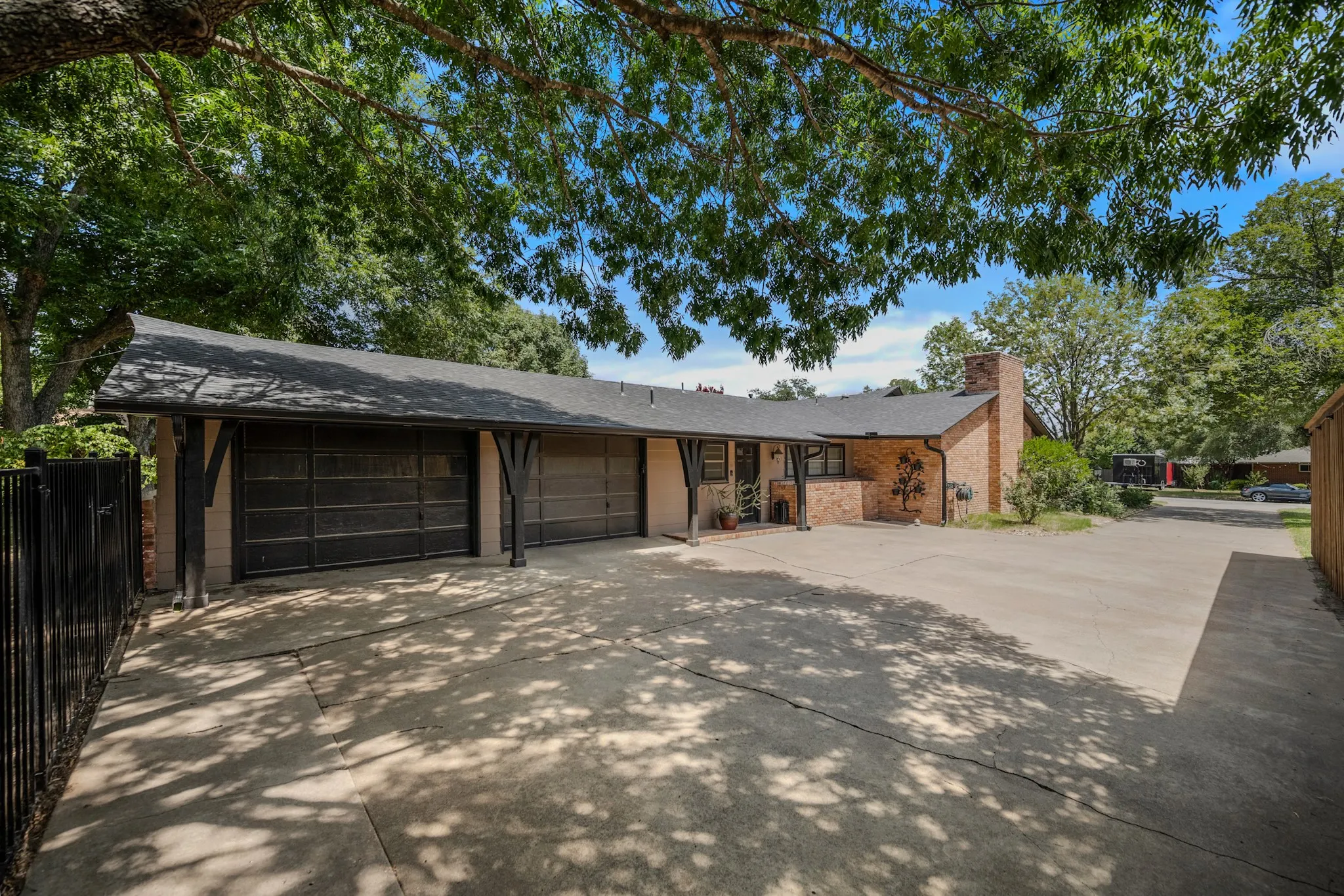 Single Family Residence For Sale in Johnson County , 1214 Loma Alta Place, Cleburne, Texas 76033, 3 Bedroom, 3 Bathroom, 2 Garage spaces, 2,950 Sqft, built in 1956, mls#21329538, Real Estate Agent in Cleburne, Homes For Sale in Johnson county, Homes For Sale in Cleburne, Realtor in Cleburne Texas, Real Estate Brokerage Independent Realty Texas, Luminita Cordes Realtor