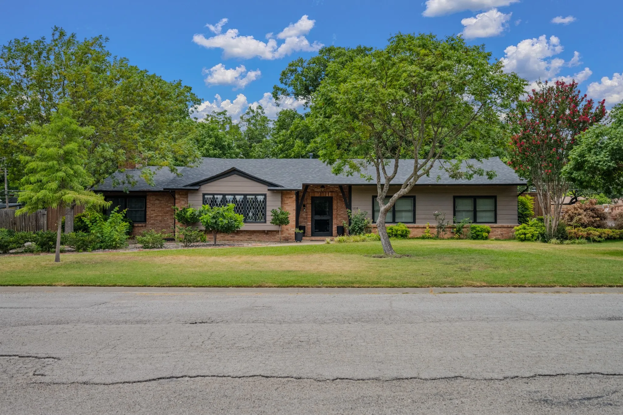 Single Family Residence For Sale in Johnson County , 1214 Loma Alta Place, Cleburne, Texas 76033, 3 Bedroom, 3 Bathroom, 2 Garage spaces, 2,950 Sqft, built in 1956, mls#21329538, Real Estate Agent in Cleburne, Homes For Sale in Johnson county, Homes For Sale in Cleburne, Realtor in Cleburne Texas, Real Estate Brokerage Independent Realty Texas, Luminita Cordes Realtor