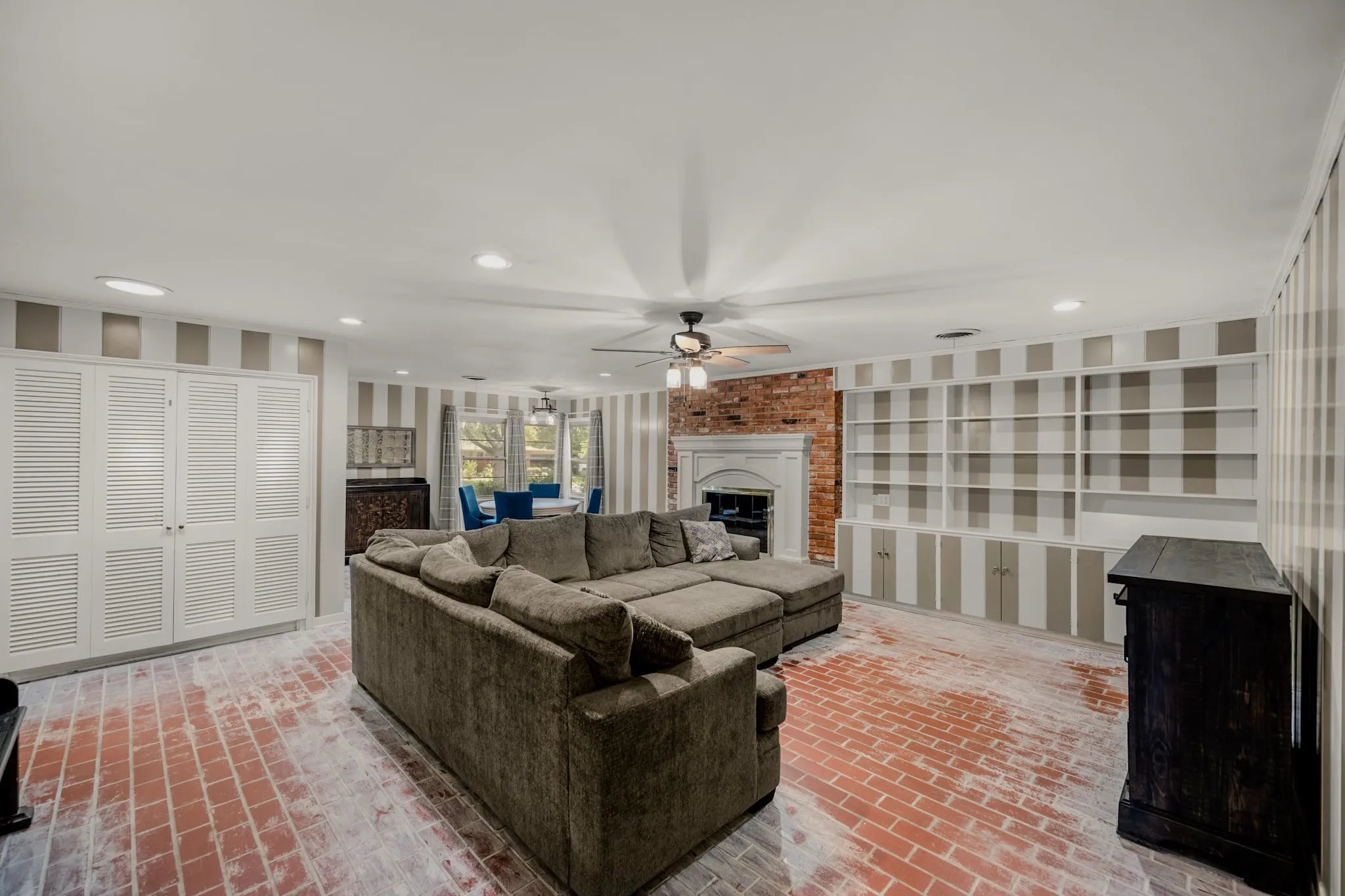 Single Family Residence For Sale in Johnson County , 1214 Loma Alta Place, Cleburne, Texas 76033, 3 Bedroom, 3 Bathroom, 2 Garage spaces, 2,950 Sqft, built in 1956, mls#21329538, Real Estate Agent in Cleburne, Homes For Sale in Johnson county, Homes For Sale in Cleburne, Realtor in Cleburne Texas, Real Estate Brokerage Independent Realty Texas, Luminita Cordes Realtor