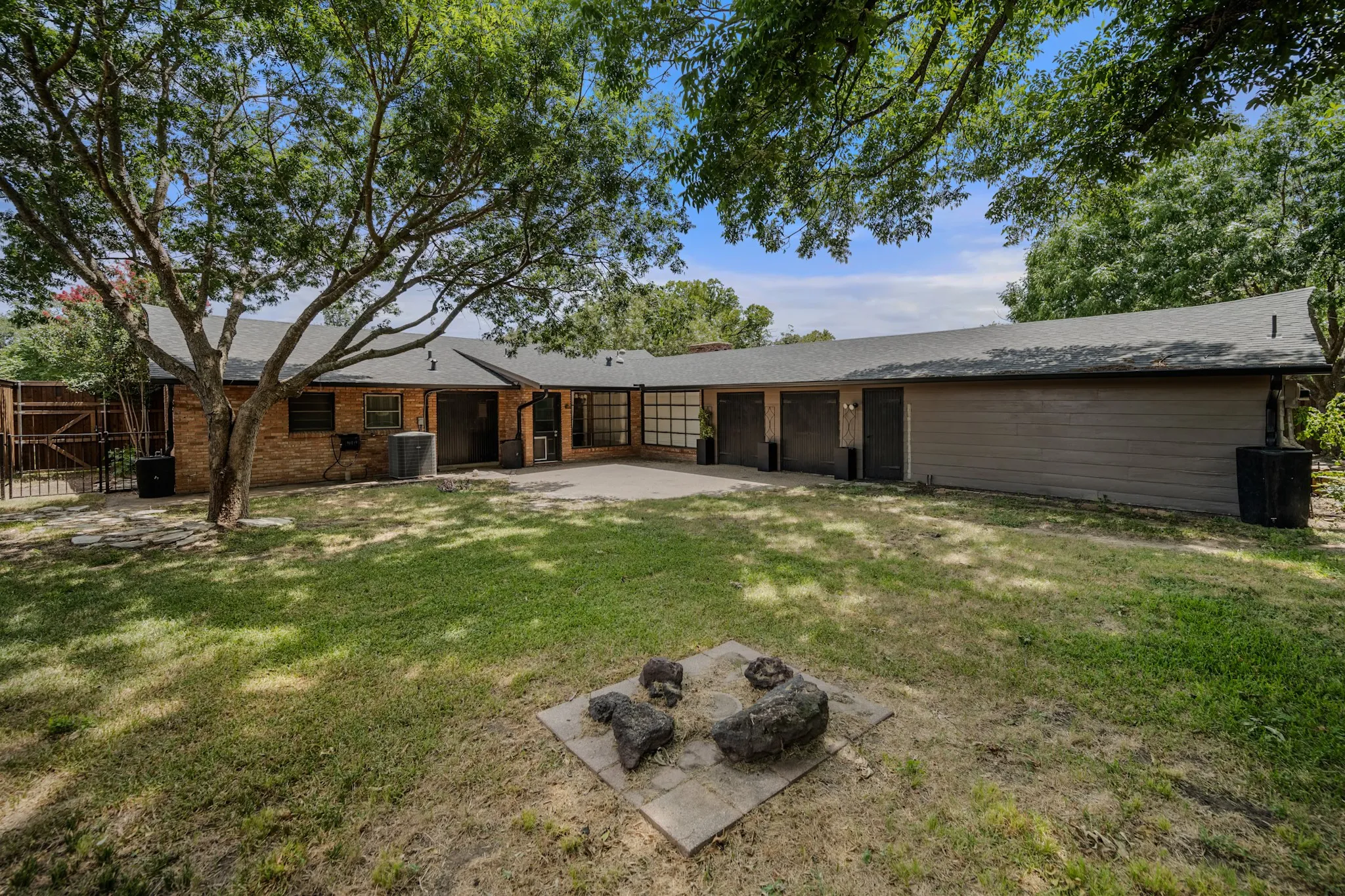 Single Family Residence For Sale in Johnson County , 1214 Loma Alta Place, Cleburne, Texas 76033, 3 Bedroom, 3 Bathroom, 2 Garage spaces, 2,950 Sqft, built in 1956, mls#21329538, Real Estate Agent in Cleburne, Homes For Sale in Johnson county, Homes For Sale in Cleburne, Realtor in Cleburne Texas, Real Estate Brokerage Independent Realty Texas, Luminita Cordes Realtor