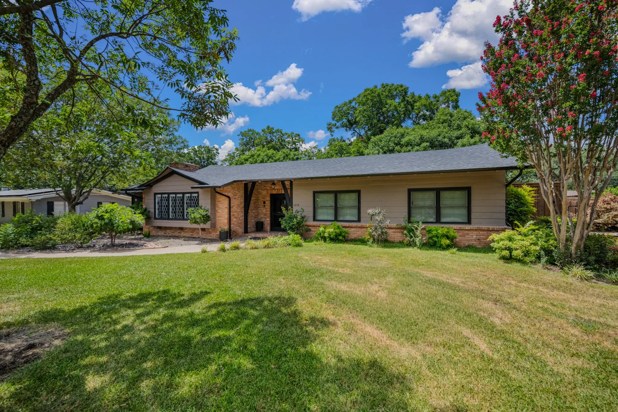 Single Family Residence For Sale in Johnson County , 1214 Loma Alta Place, Cleburne, Texas 76033, 3 Bedroom, 3 Bathroom, 2 Garage spaces, 2,950 Sqft, built in 1956, mls#21329538, Real Estate Agent in Cleburne, Homes For Sale in Johnson county, Homes For Sale in Cleburne, Realtor in Cleburne Texas, Real Estate Brokerage Independent Realty Texas, Luminita Cordes Realtor
