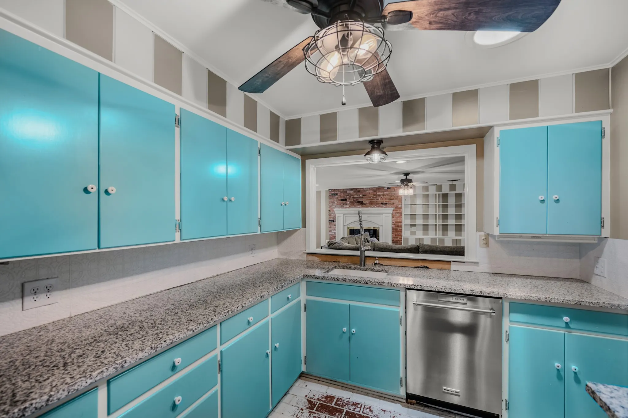 Single Family Residence For Sale in Johnson County , 1214 Loma Alta Place, Cleburne, Texas 76033, 3 Bedroom, 3 Bathroom, 2 Garage spaces, 2,950 Sqft, built in 1956, mls#21329538, Real Estate Agent in Cleburne, Homes For Sale in Johnson county, Homes For Sale in Cleburne, Realtor in Cleburne Texas, Real Estate Brokerage Independent Realty Texas, Luminita Cordes Realtor