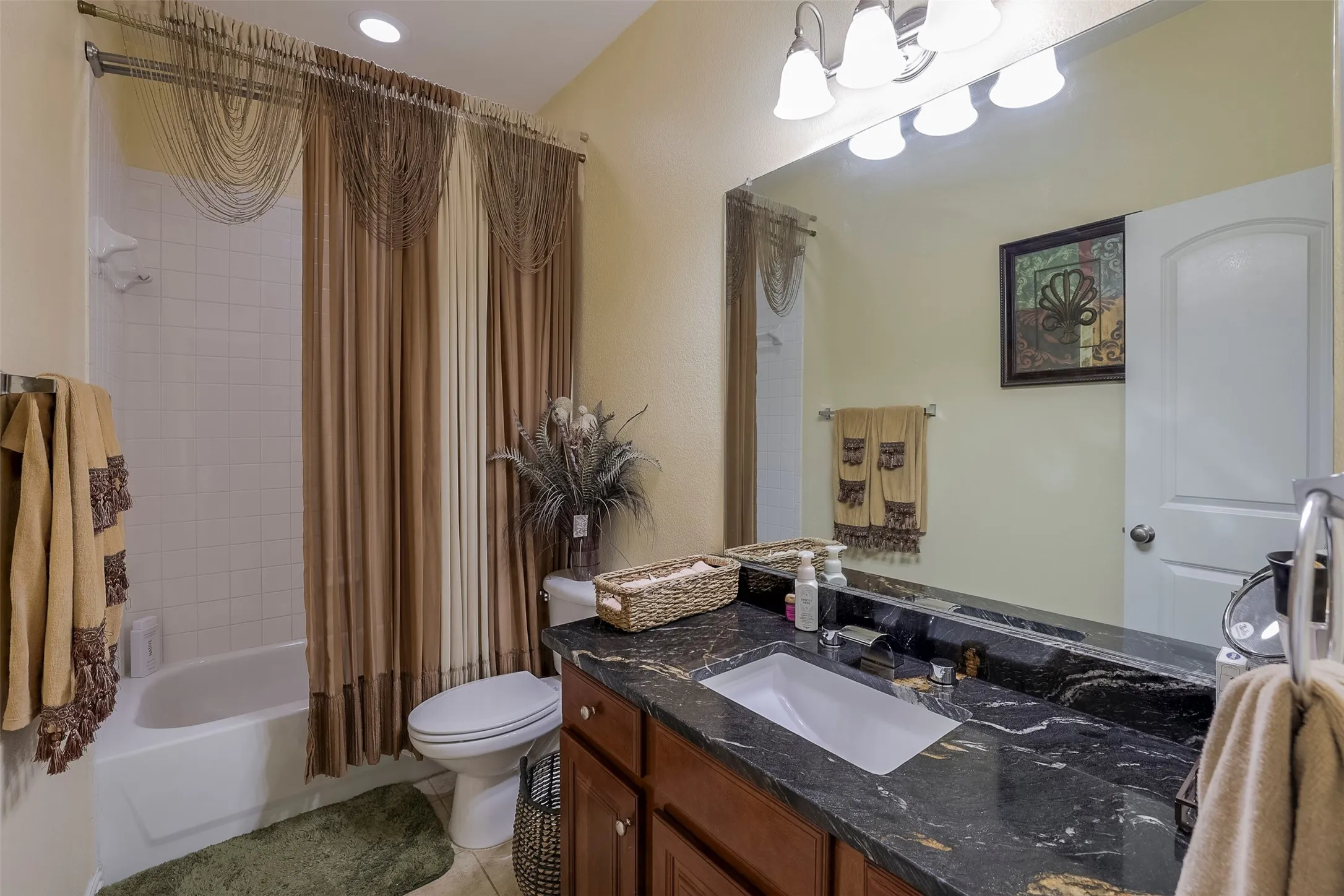 Townhouse For Sale in Dallas County , 1429 Fox Run Drive, Irving, Texas 75063, 3 Bedroom, 3 Bathroom, 2 Garage spaces, 2,315 Sqft, built in 2006, mls#21326608, Real Estate Agent in Irving, Homes For Sale in Dallas county, Homes For Sale in Irving, Realtor in Irving Texas, Real Estate Brokerage Independent Realty Texas, Luminita Cordes Realtor