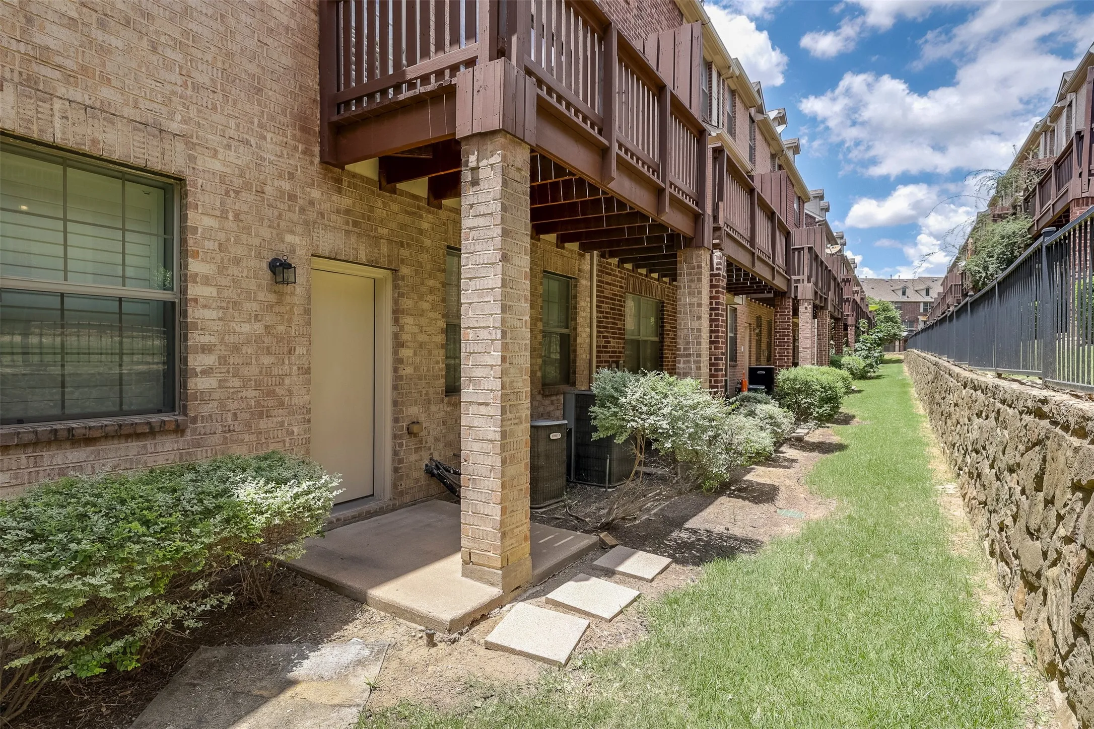 Townhouse For Sale in Dallas County , 1429 Fox Run Drive, Irving, Texas 75063, 3 Bedroom, 3 Bathroom, 2 Garage spaces, 2,315 Sqft, built in 2006, mls#21326608, Real Estate Agent in Irving, Homes For Sale in Dallas county, Homes For Sale in Irving, Realtor in Irving Texas, Real Estate Brokerage Independent Realty Texas, Luminita Cordes Realtor