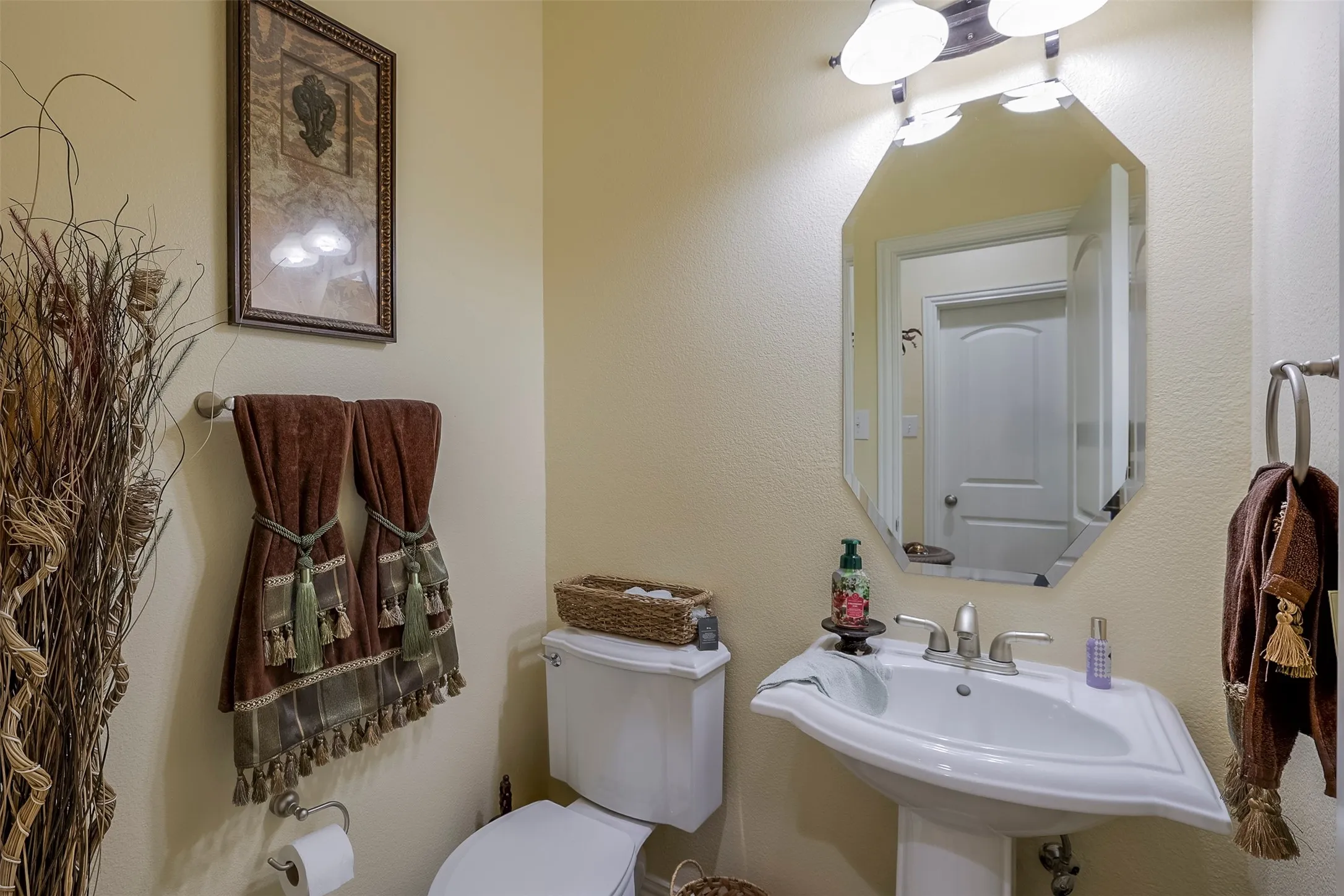 Townhouse For Sale in Dallas County , 1429 Fox Run Drive, Irving, Texas 75063, 3 Bedroom, 3 Bathroom, 2 Garage spaces, 2,315 Sqft, built in 2006, mls#21326608, Real Estate Agent in Irving, Homes For Sale in Dallas county, Homes For Sale in Irving, Realtor in Irving Texas, Real Estate Brokerage Independent Realty Texas, Luminita Cordes Realtor