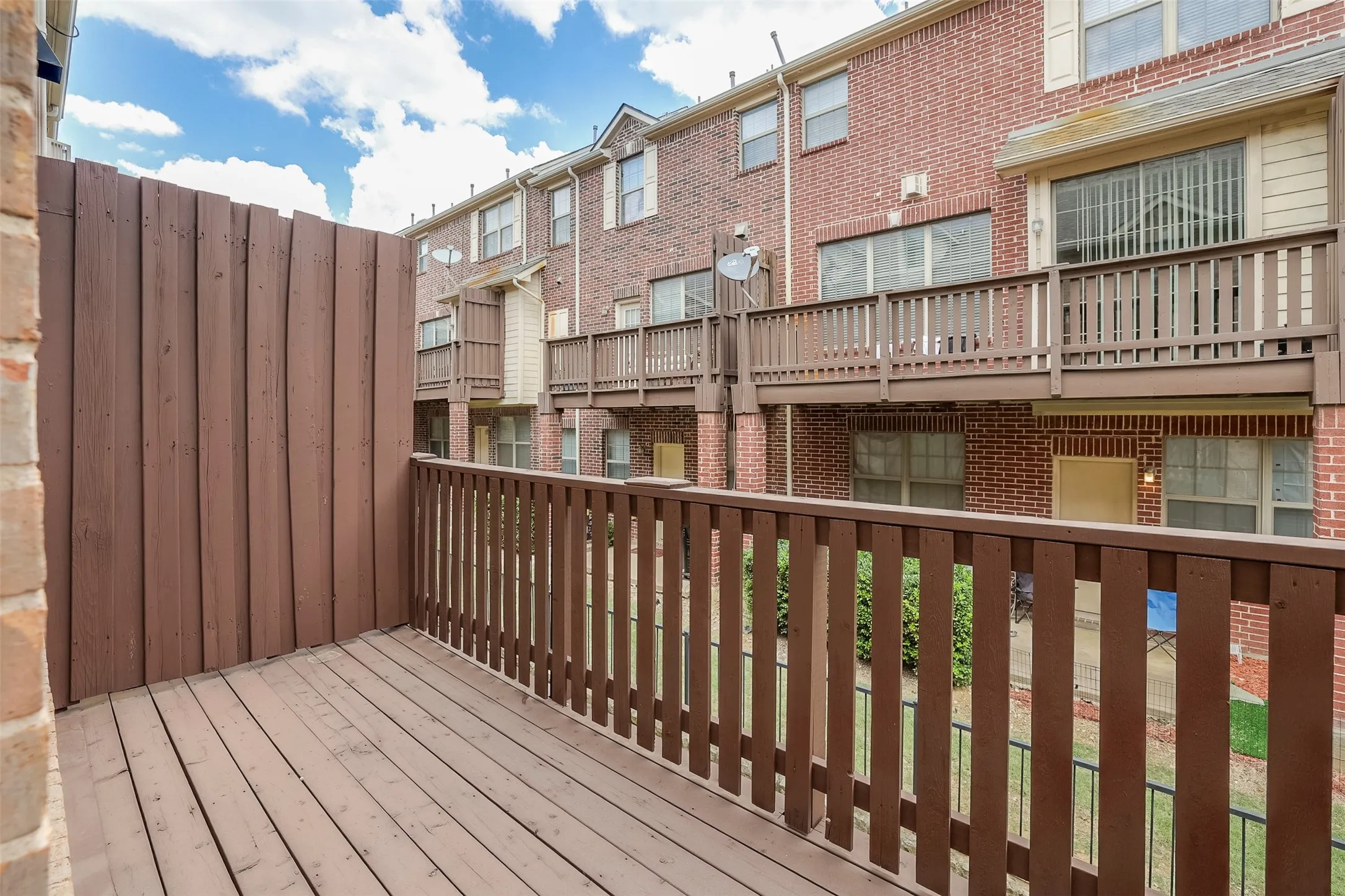 Townhouse For Sale in Dallas County , 1429 Fox Run Drive, Irving, Texas 75063, 3 Bedroom, 3 Bathroom, 2 Garage spaces, 2,315 Sqft, built in 2006, mls#21326608, Real Estate Agent in Irving, Homes For Sale in Dallas county, Homes For Sale in Irving, Realtor in Irving Texas, Real Estate Brokerage Independent Realty Texas, Luminita Cordes Realtor