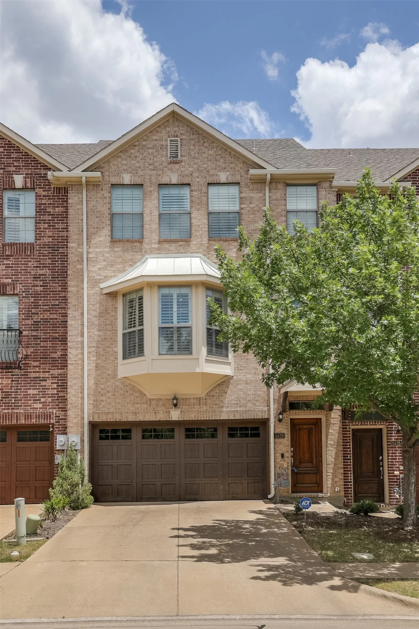 Townhouse For Sale in Dallas County , 1429 Fox Run Drive, Irving, Texas 75063, 3 Bedroom, 3 Bathroom, 2 Garage spaces, 2,315 Sqft, built in 2006, mls#21326608, Real Estate Agent in Irving, Homes For Sale in Dallas county, Homes For Sale in Irving, Realtor in Irving Texas, Real Estate Brokerage Independent Realty Texas, Luminita Cordes Realtor