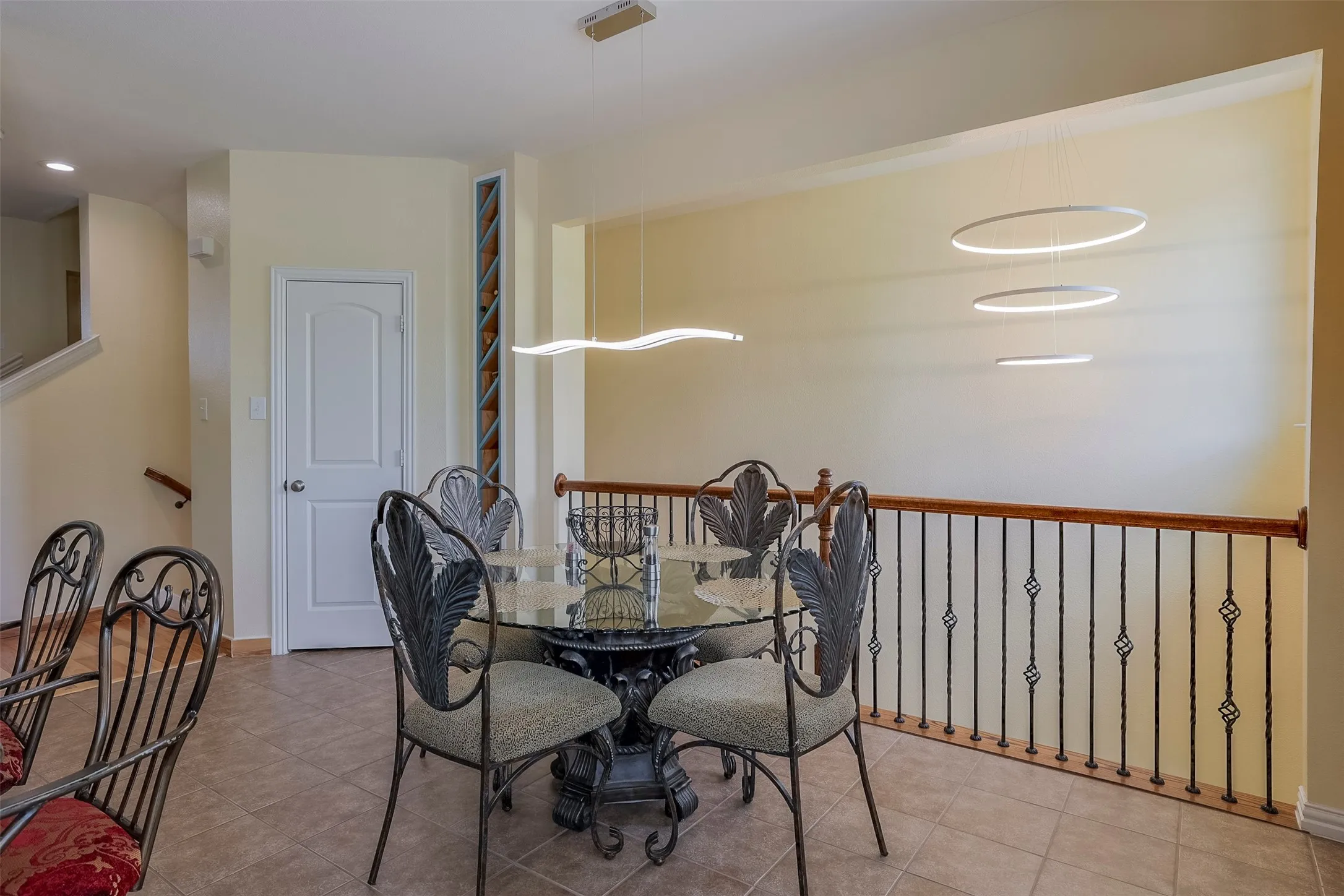 Townhouse For Sale in Dallas County , 1429 Fox Run Drive, Irving, Texas 75063, 3 Bedroom, 3 Bathroom, 2 Garage spaces, 2,315 Sqft, built in 2006, mls#21326608, Real Estate Agent in Irving, Homes For Sale in Dallas county, Homes For Sale in Irving, Realtor in Irving Texas, Real Estate Brokerage Independent Realty Texas, Luminita Cordes Realtor