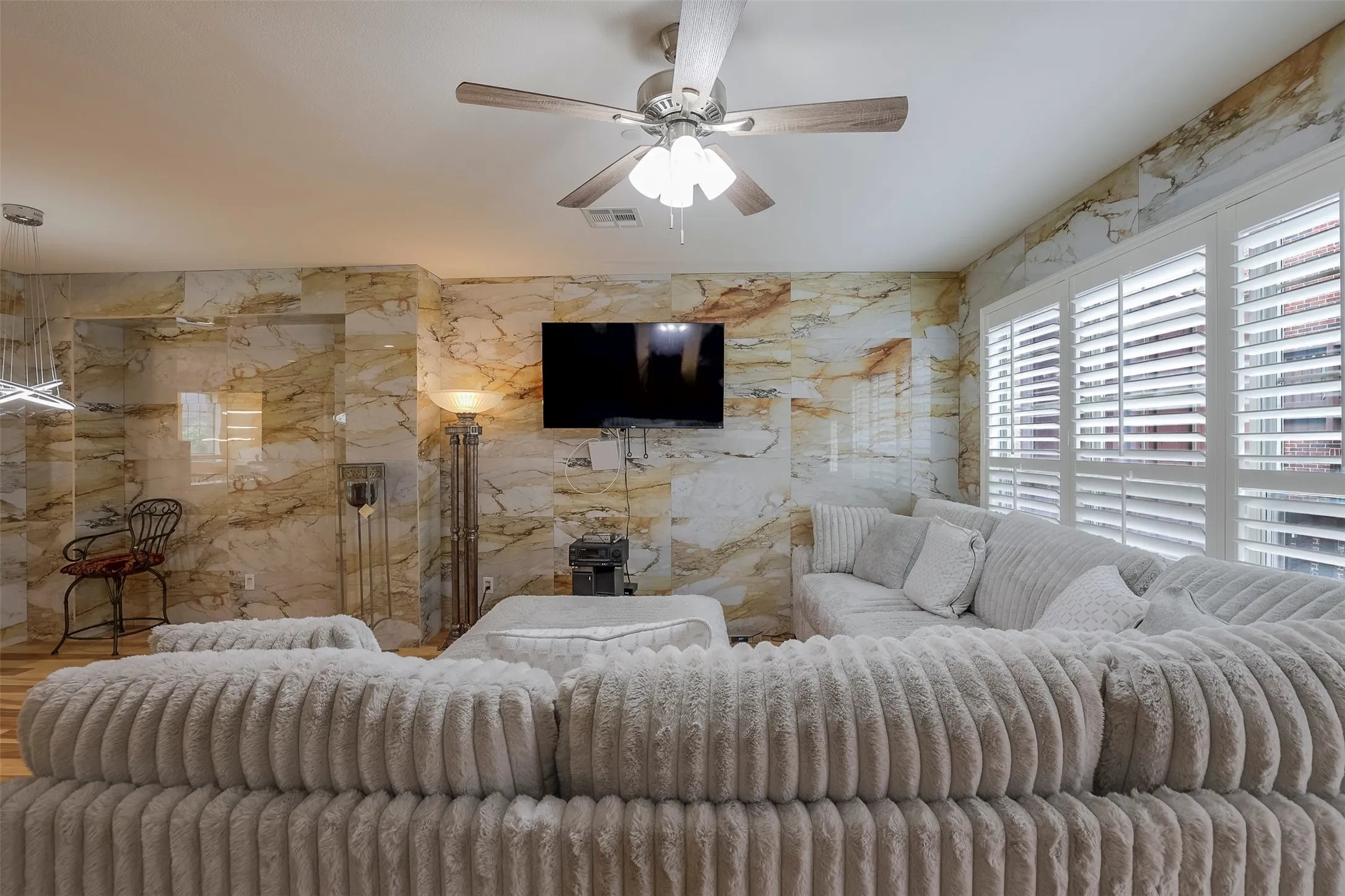 Townhouse For Sale in Dallas County , 1429 Fox Run Drive, Irving, Texas 75063, 3 Bedroom, 3 Bathroom, 2 Garage spaces, 2,315 Sqft, built in 2006, mls#21326608, Real Estate Agent in Irving, Homes For Sale in Dallas county, Homes For Sale in Irving, Realtor in Irving Texas, Real Estate Brokerage Independent Realty Texas, Luminita Cordes Realtor