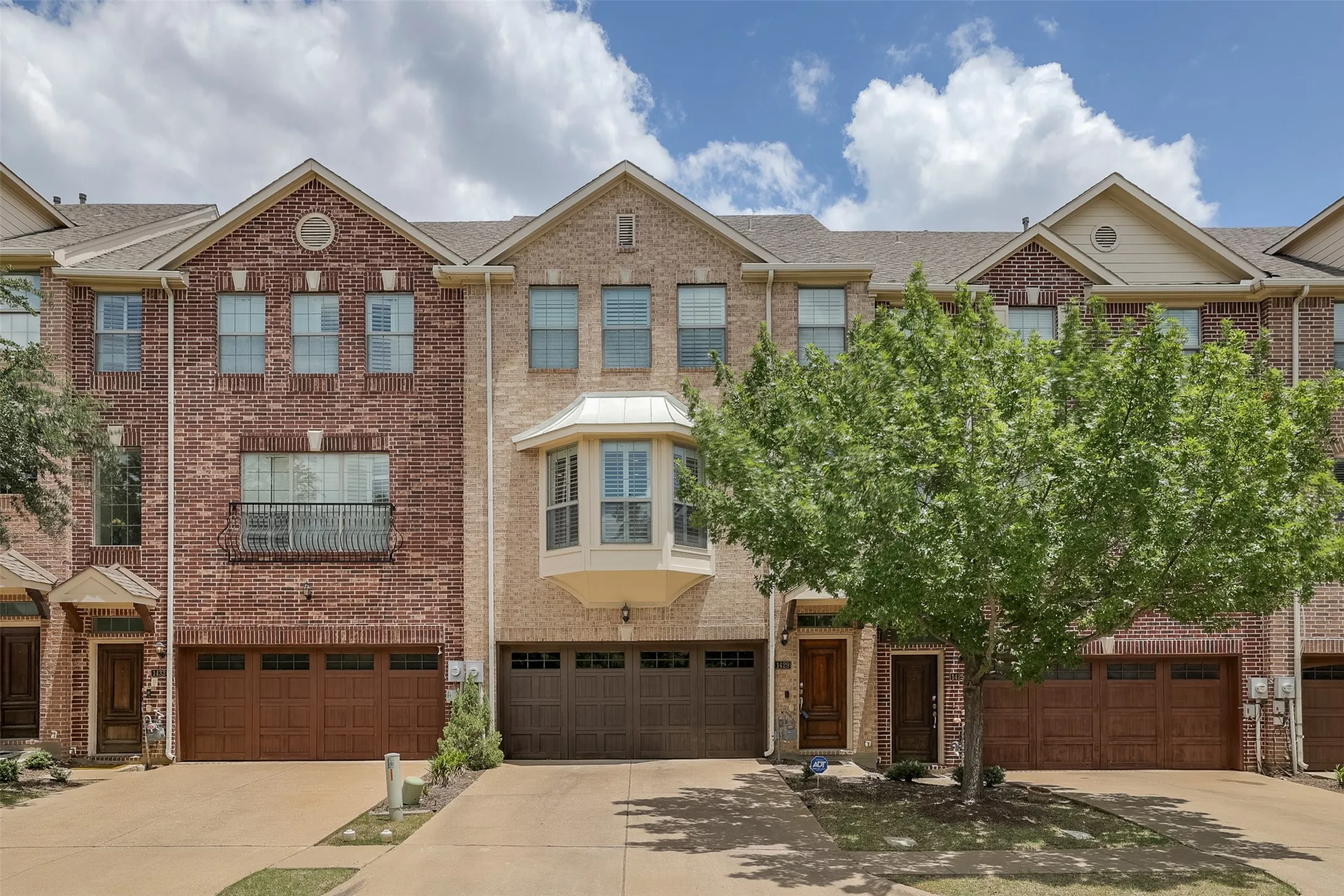 Townhouse For Sale in Dallas County , 1429 Fox Run Drive, Irving, Texas 75063, 3 Bedroom, 3 Bathroom, 2 Garage spaces, 2,315 Sqft, built in 2006, mls#21326608, Real Estate Agent in Irving, Homes For Sale in Dallas county, Homes For Sale in Irving, Realtor in Irving Texas, Real Estate Brokerage Independent Realty Texas, Luminita Cordes Realtor