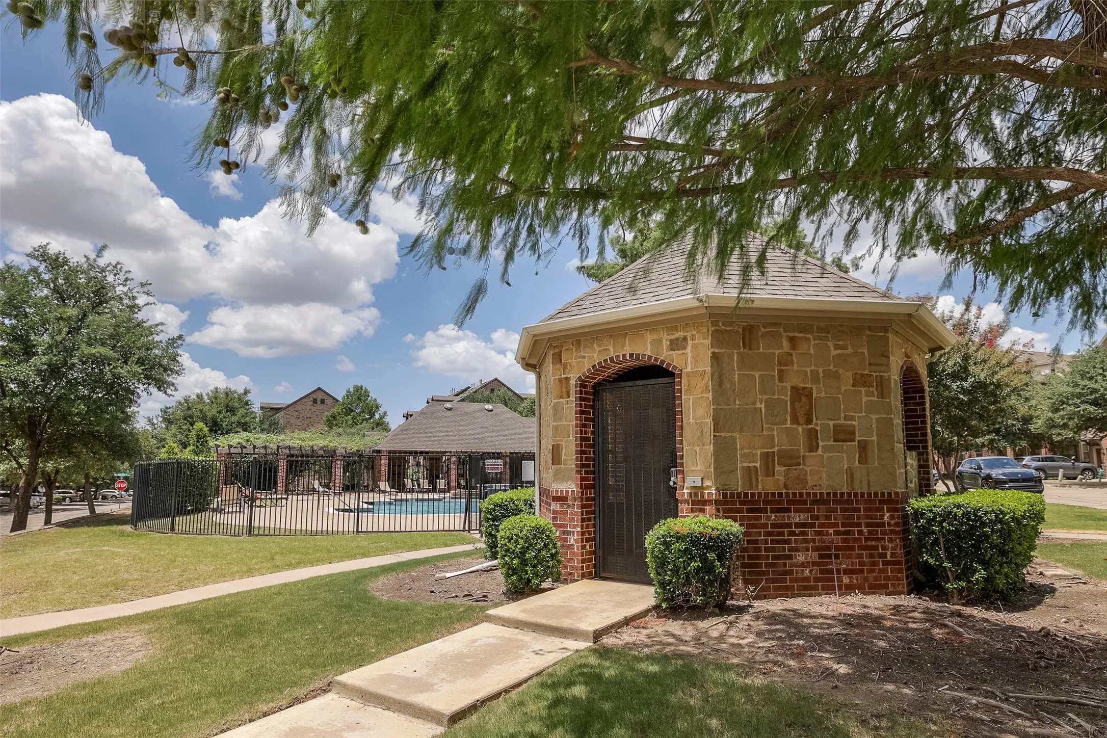 Townhouse For Sale in Dallas County , 1429 Fox Run Drive, Irving, Texas 75063, 3 Bedroom, 3 Bathroom, 2 Garage spaces, 2,315 Sqft, built in 2006, mls#21326608, Real Estate Agent in Irving, Homes For Sale in Dallas county, Homes For Sale in Irving, Realtor in Irving Texas, Real Estate Brokerage Independent Realty Texas, Luminita Cordes Realtor