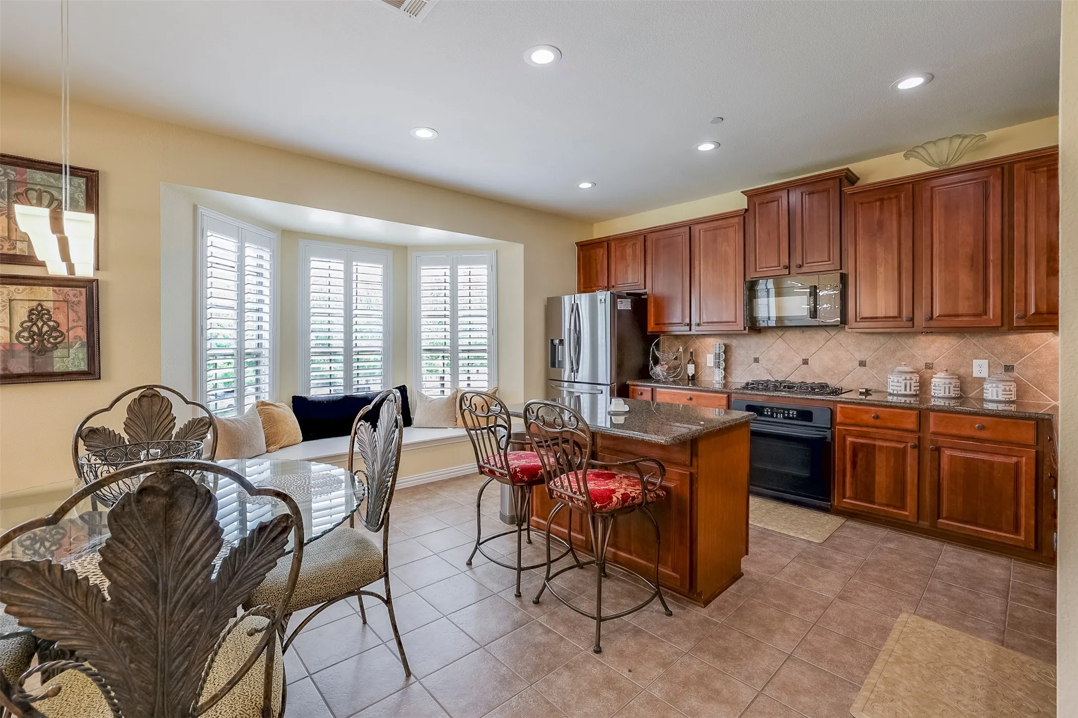 Townhouse For Sale in Dallas County , 1429 Fox Run Drive, Irving, Texas 75063, 3 Bedroom, 3 Bathroom, 2 Garage spaces, 2,315 Sqft, built in 2006, mls#21326608, Real Estate Agent in Irving, Homes For Sale in Dallas county, Homes For Sale in Irving, Realtor in Irving Texas, Real Estate Brokerage Independent Realty Texas, Luminita Cordes Realtor