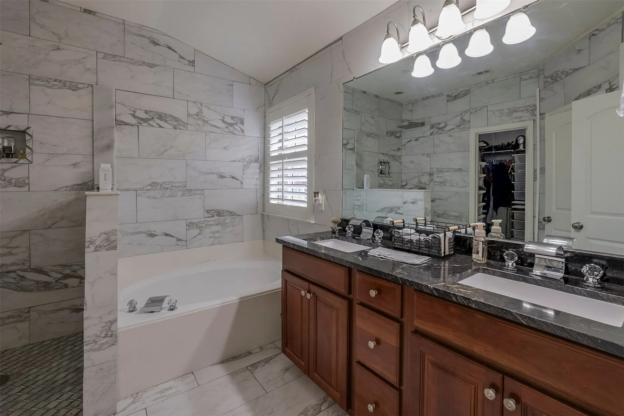 Townhouse For Sale in Dallas County , 1429 Fox Run Drive, Irving, Texas 75063, 3 Bedroom, 3 Bathroom, 2 Garage spaces, 2,315 Sqft, built in 2006, mls#21326608, Real Estate Agent in Irving, Homes For Sale in Dallas county, Homes For Sale in Irving, Realtor in Irving Texas, Real Estate Brokerage Independent Realty Texas, Luminita Cordes Realtor