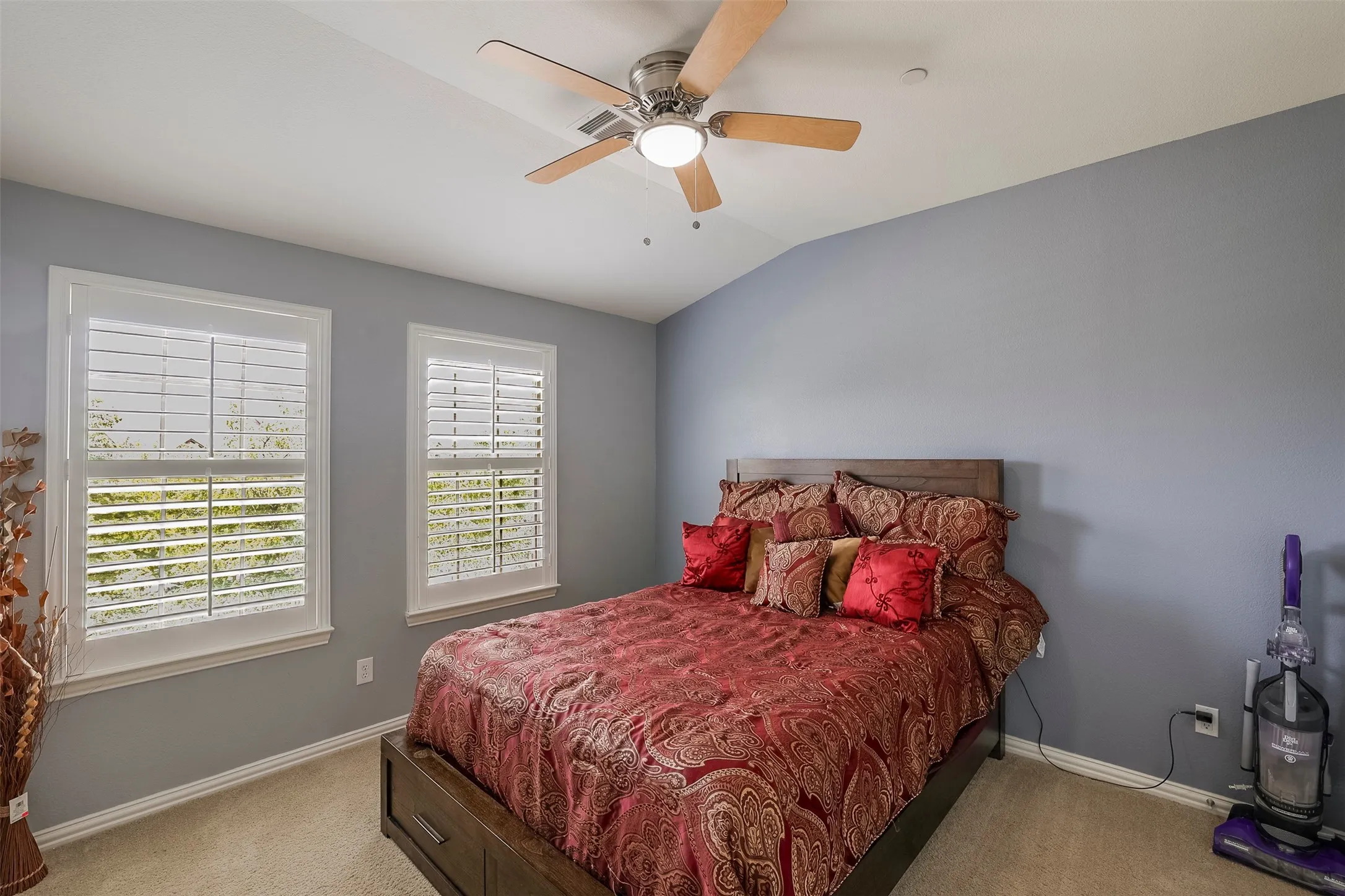 Townhouse For Sale in Dallas County , 1429 Fox Run Drive, Irving, Texas 75063, 3 Bedroom, 3 Bathroom, 2 Garage spaces, 2,315 Sqft, built in 2006, mls#21326608, Real Estate Agent in Irving, Homes For Sale in Dallas county, Homes For Sale in Irving, Realtor in Irving Texas, Real Estate Brokerage Independent Realty Texas, Luminita Cordes Realtor