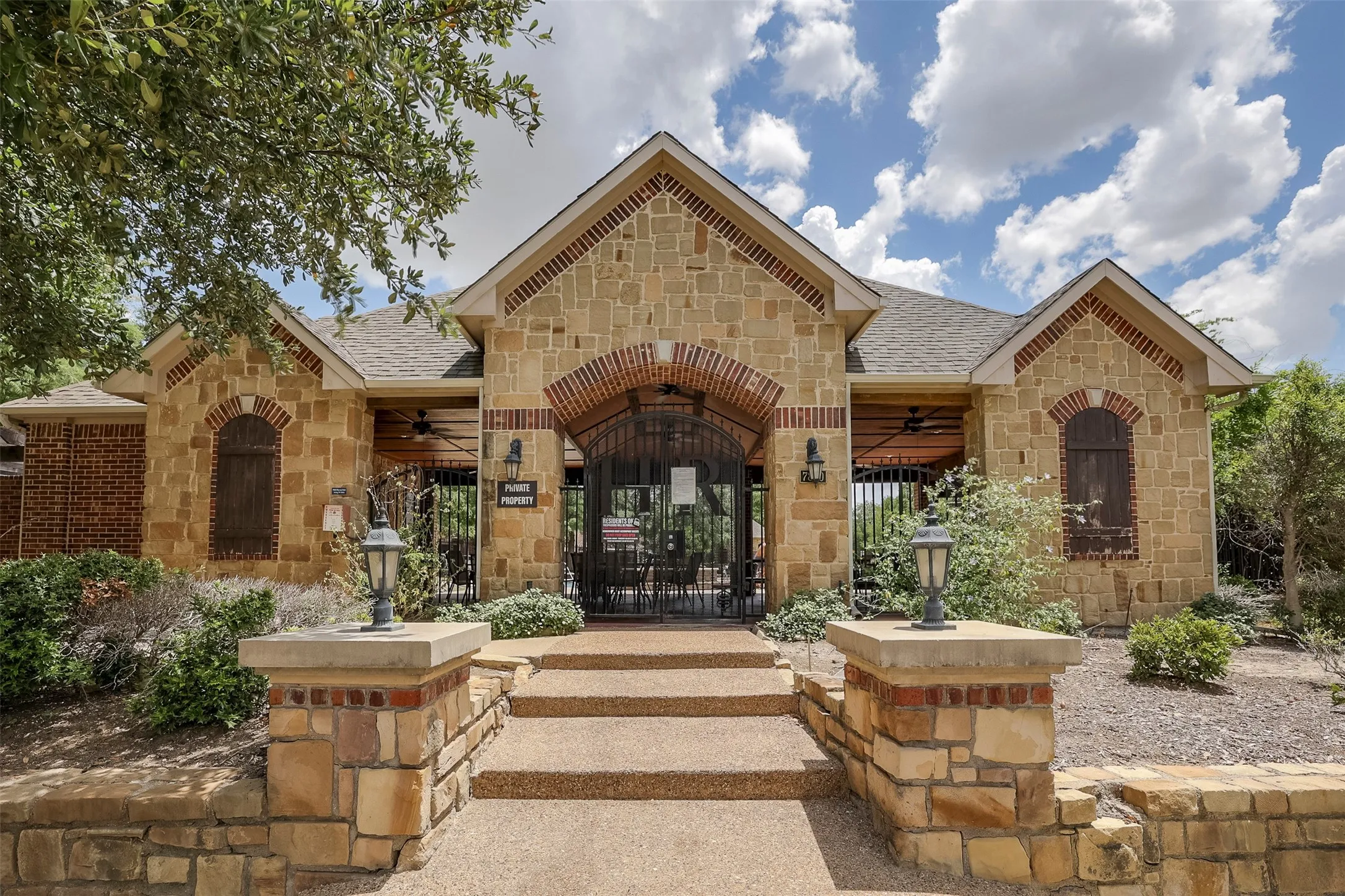 Townhouse For Sale in Dallas County , 1429 Fox Run Drive, Irving, Texas 75063, 3 Bedroom, 3 Bathroom, 2 Garage spaces, 2,315 Sqft, built in 2006, mls#21326608, Real Estate Agent in Irving, Homes For Sale in Dallas county, Homes For Sale in Irving, Realtor in Irving Texas, Real Estate Brokerage Independent Realty Texas, Luminita Cordes Realtor