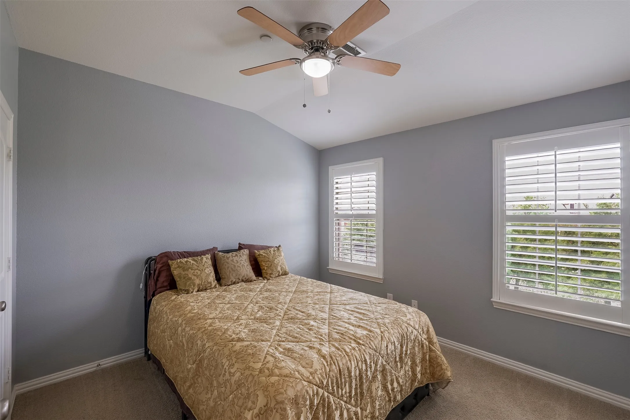 Townhouse For Sale in Dallas County , 1429 Fox Run Drive, Irving, Texas 75063, 3 Bedroom, 3 Bathroom, 2 Garage spaces, 2,315 Sqft, built in 2006, mls#21326608, Real Estate Agent in Irving, Homes For Sale in Dallas county, Homes For Sale in Irving, Realtor in Irving Texas, Real Estate Brokerage Independent Realty Texas, Luminita Cordes Realtor