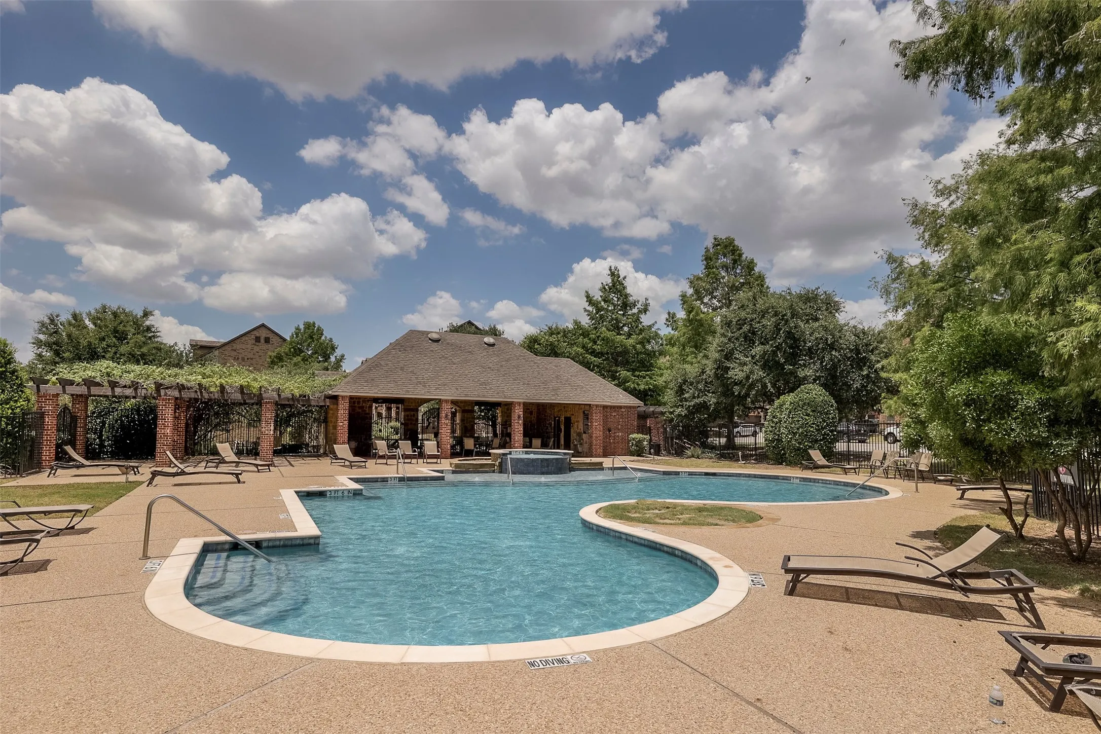 Townhouse For Sale in Dallas County , 1429 Fox Run Drive, Irving, Texas 75063, 3 Bedroom, 3 Bathroom, 2 Garage spaces, 2,315 Sqft, built in 2006, mls#21326608, Real Estate Agent in Irving, Homes For Sale in Dallas county, Homes For Sale in Irving, Realtor in Irving Texas, Real Estate Brokerage Independent Realty Texas, Luminita Cordes Realtor