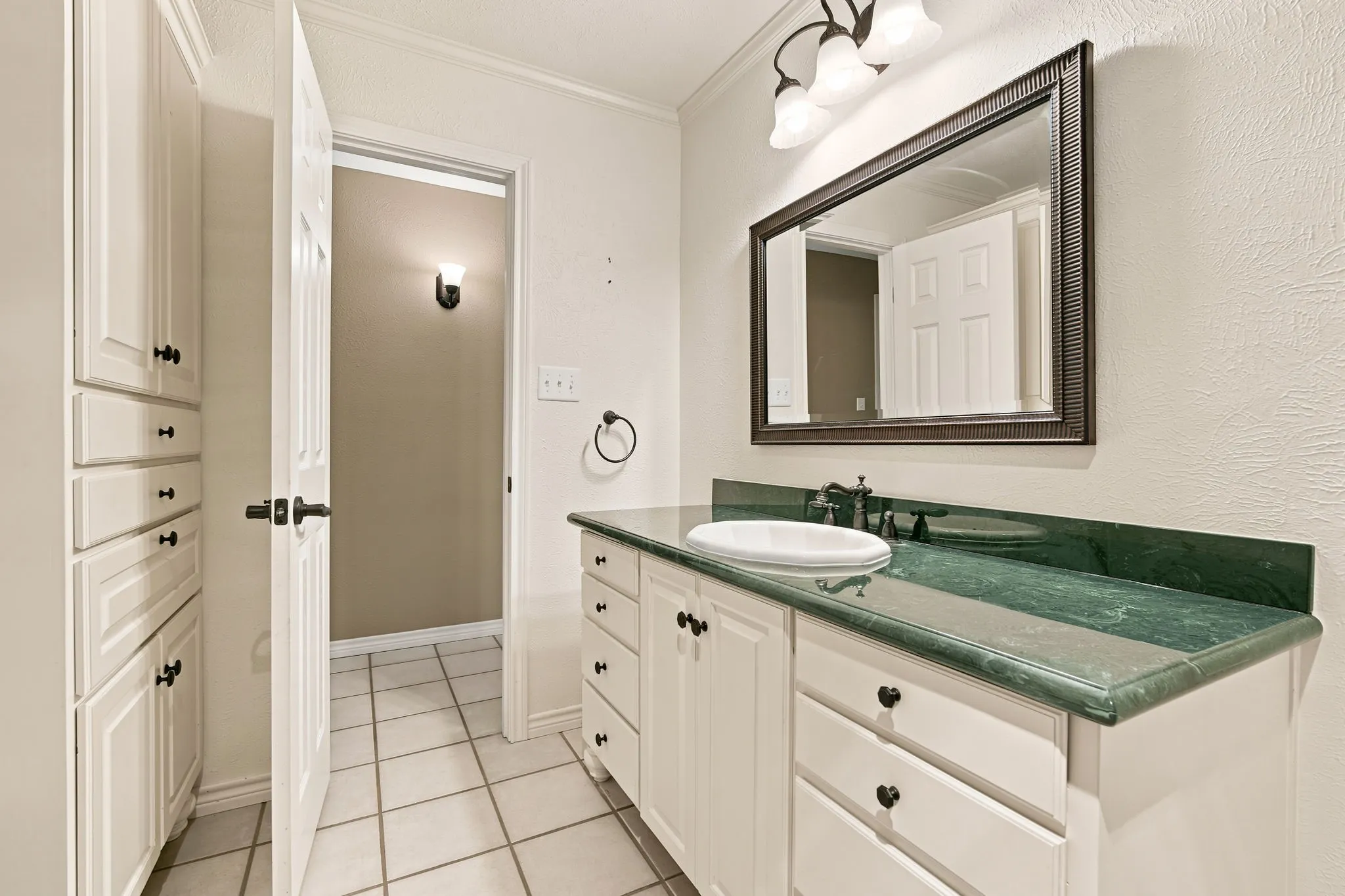 Single Family Residence For Sale in Ellis County , 2005 Yorkstown Drive, Ennis, Texas 75119, 3 Bedroom, 3 Bathroom, 2 Garage spaces, 2,058 Sqft, built in 1975, mls#21330052, Real Estate Agent in Ennis, Homes For Sale in Ellis county, Homes For Sale in Ennis, Realtor in Ennis Texas, Real Estate Brokerage Independent Realty Texas, Luminita Cordes Realtor