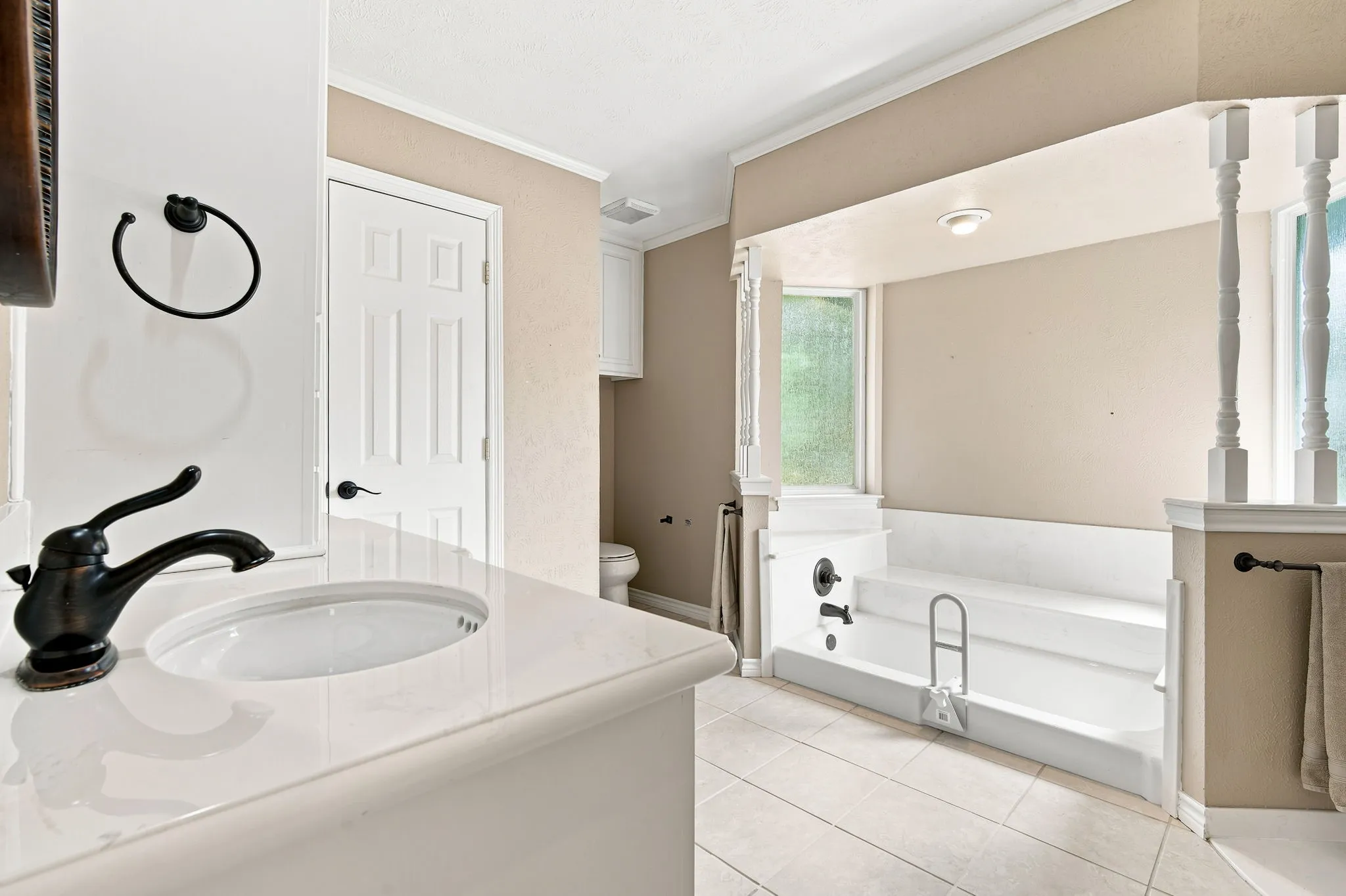 Single Family Residence For Sale in Ellis County , 2005 Yorkstown Drive, Ennis, Texas 75119, 3 Bedroom, 3 Bathroom, 2 Garage spaces, 2,058 Sqft, built in 1975, mls#21330052, Real Estate Agent in Ennis, Homes For Sale in Ellis county, Homes For Sale in Ennis, Realtor in Ennis Texas, Real Estate Brokerage Independent Realty Texas, Luminita Cordes Realtor