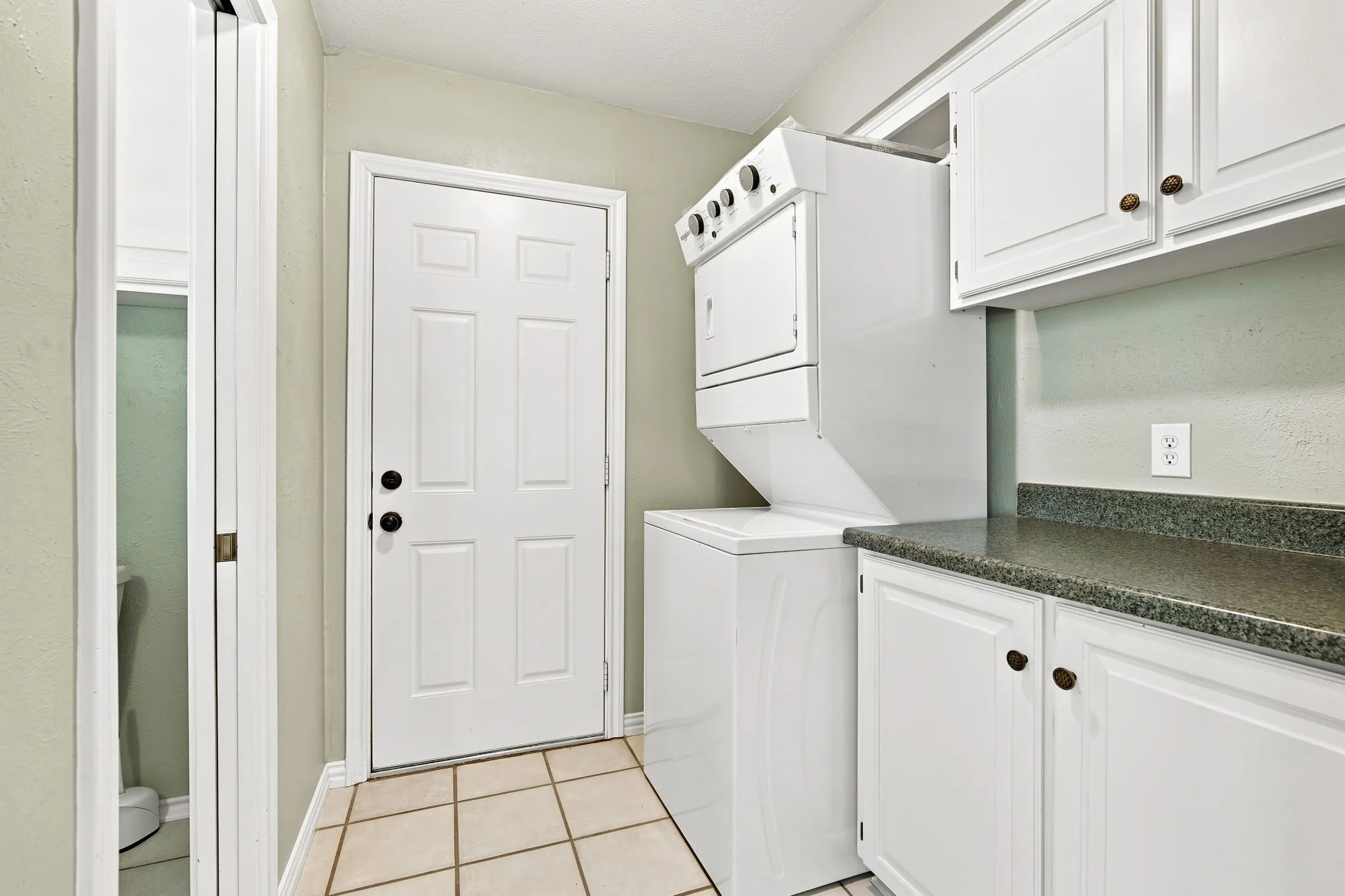 Single Family Residence For Sale in Ellis County , 2005 Yorkstown Drive, Ennis, Texas 75119, 3 Bedroom, 3 Bathroom, 2 Garage spaces, 2,058 Sqft, built in 1975, mls#21330052, Real Estate Agent in Ennis, Homes For Sale in Ellis county, Homes For Sale in Ennis, Realtor in Ennis Texas, Real Estate Brokerage Independent Realty Texas, Luminita Cordes Realtor