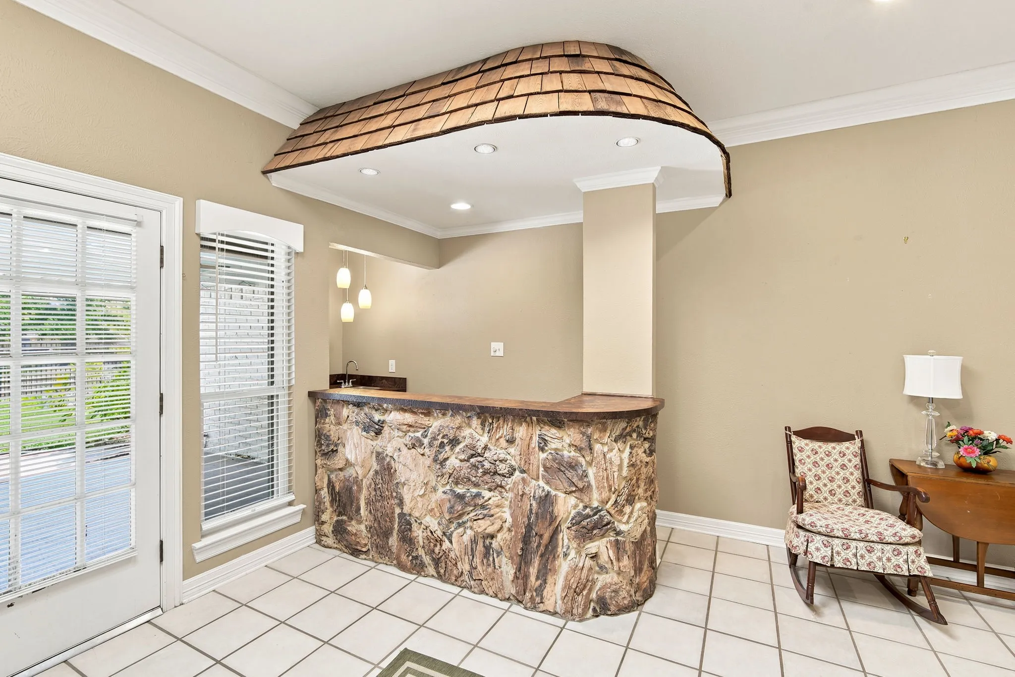 Single Family Residence For Sale in Ellis County , 2005 Yorkstown Drive, Ennis, Texas 75119, 3 Bedroom, 3 Bathroom, 2 Garage spaces, 2,058 Sqft, built in 1975, mls#21330052, Real Estate Agent in Ennis, Homes For Sale in Ellis county, Homes For Sale in Ennis, Realtor in Ennis Texas, Real Estate Brokerage Independent Realty Texas, Luminita Cordes Realtor