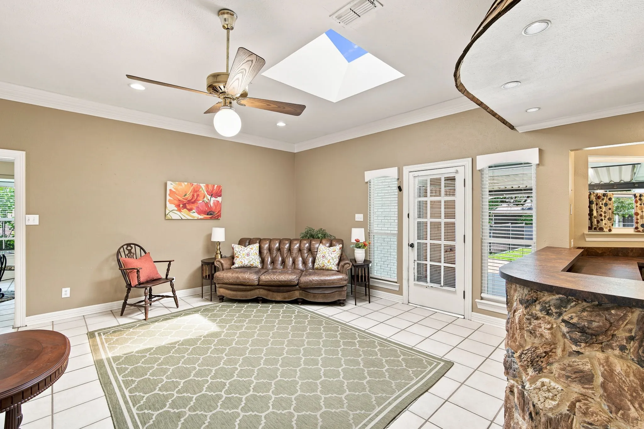 Single Family Residence For Sale in Ellis County , 2005 Yorkstown Drive, Ennis, Texas 75119, 3 Bedroom, 3 Bathroom, 2 Garage spaces, 2,058 Sqft, built in 1975, mls#21330052, Real Estate Agent in Ennis, Homes For Sale in Ellis county, Homes For Sale in Ennis, Realtor in Ennis Texas, Real Estate Brokerage Independent Realty Texas, Luminita Cordes Realtor