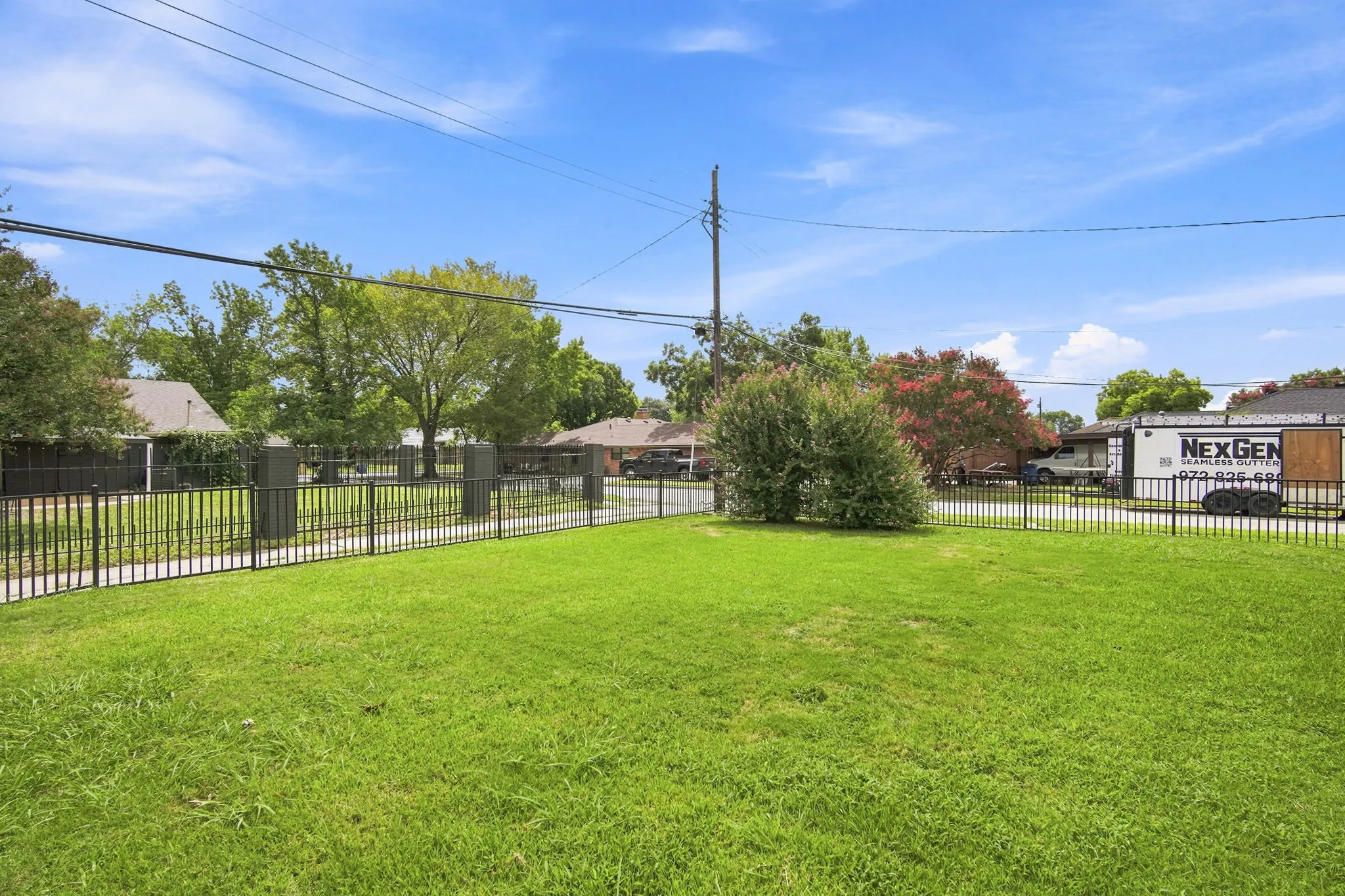 Single Family Residence For Sale in Ellis County , 2005 Yorkstown Drive, Ennis, Texas 75119, 3 Bedroom, 3 Bathroom, 2 Garage spaces, 2,058 Sqft, built in 1975, mls#21330052, Real Estate Agent in Ennis, Homes For Sale in Ellis county, Homes For Sale in Ennis, Realtor in Ennis Texas, Real Estate Brokerage Independent Realty Texas, Luminita Cordes Realtor