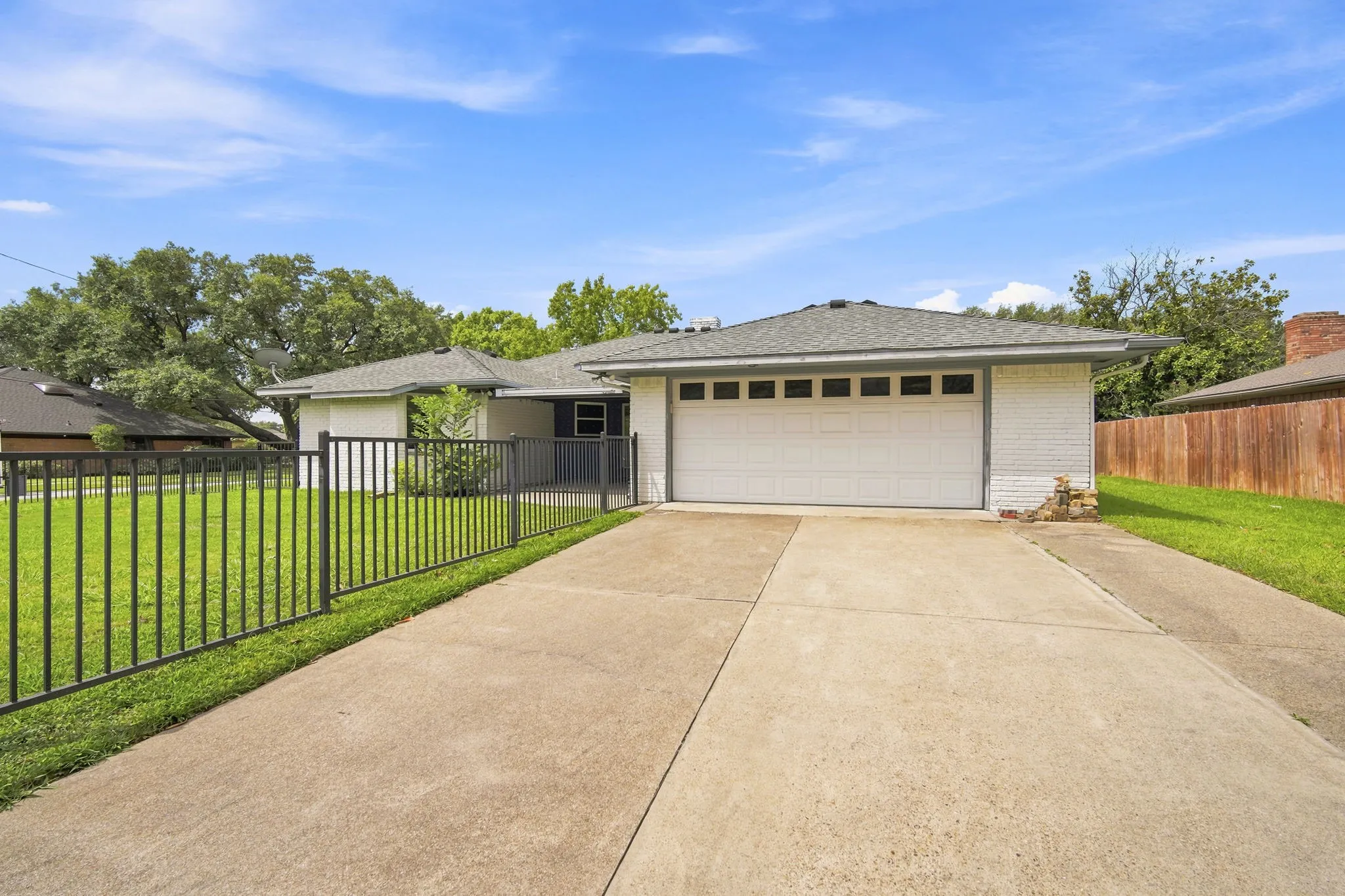 Single Family Residence For Sale in Ellis County , 2005 Yorkstown Drive, Ennis, Texas 75119, 3 Bedroom, 3 Bathroom, 2 Garage spaces, 2,058 Sqft, built in 1975, mls#21330052, Real Estate Agent in Ennis, Homes For Sale in Ellis county, Homes For Sale in Ennis, Realtor in Ennis Texas, Real Estate Brokerage Independent Realty Texas, Luminita Cordes Realtor