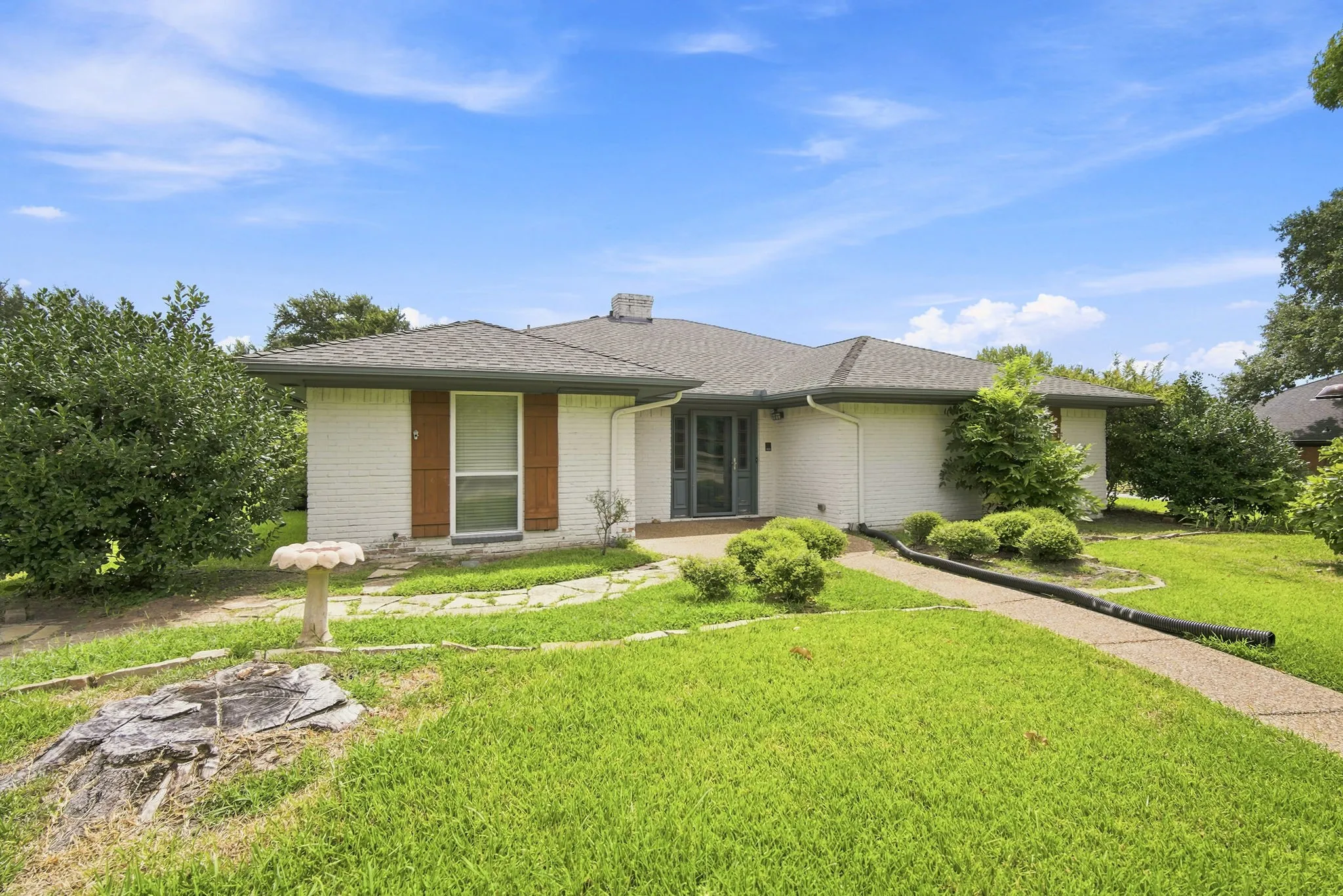 Single Family Residence For Sale in Ellis County , 2005 Yorkstown Drive, Ennis, Texas 75119, 3 Bedroom, 3 Bathroom, 2 Garage spaces, 2,058 Sqft, built in 1975, mls#21330052, Real Estate Agent in Ennis, Homes For Sale in Ellis county, Homes For Sale in Ennis, Realtor in Ennis Texas, Real Estate Brokerage Independent Realty Texas, Luminita Cordes Realtor