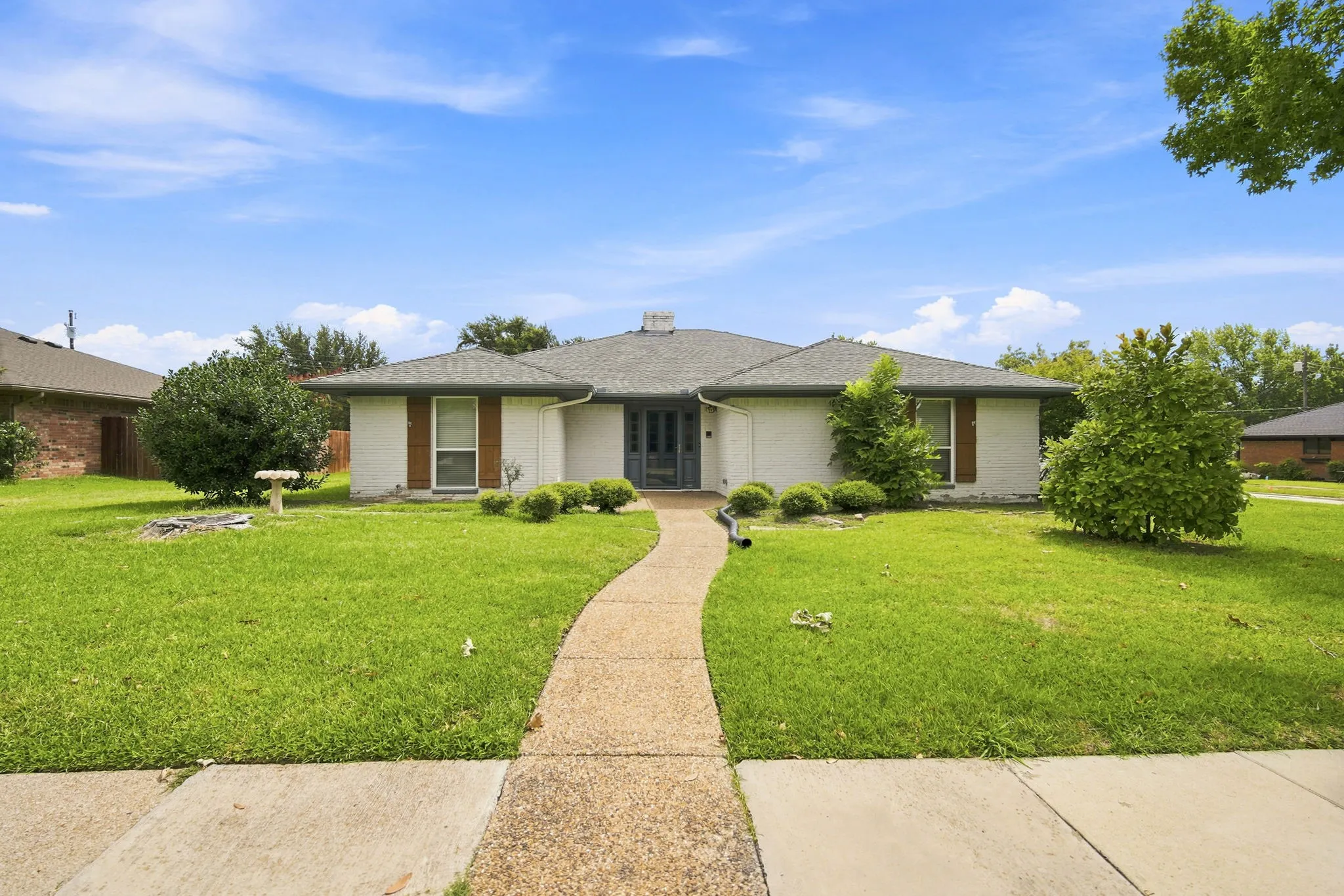 Single Family Residence For Sale in Ellis County , 2005 Yorkstown Drive, Ennis, Texas 75119, 3 Bedroom, 3 Bathroom, 2 Garage spaces, 2,058 Sqft, built in 1975, mls#21330052, Real Estate Agent in Ennis, Homes For Sale in Ellis county, Homes For Sale in Ennis, Realtor in Ennis Texas, Real Estate Brokerage Independent Realty Texas, Luminita Cordes Realtor