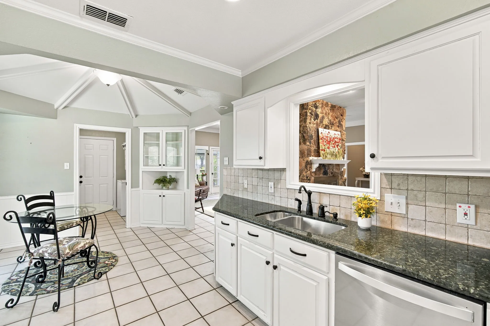 Single Family Residence For Sale in Ellis County , 2005 Yorkstown Drive, Ennis, Texas 75119, 3 Bedroom, 3 Bathroom, 2 Garage spaces, 2,058 Sqft, built in 1975, mls#21330052, Real Estate Agent in Ennis, Homes For Sale in Ellis county, Homes For Sale in Ennis, Realtor in Ennis Texas, Real Estate Brokerage Independent Realty Texas, Luminita Cordes Realtor