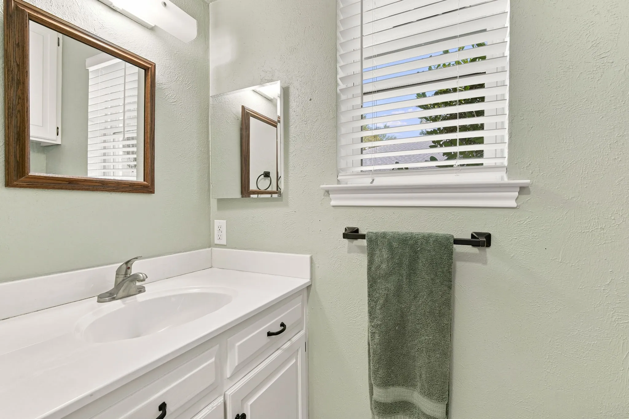 Single Family Residence For Sale in Ellis County , 2005 Yorkstown Drive, Ennis, Texas 75119, 3 Bedroom, 3 Bathroom, 2 Garage spaces, 2,058 Sqft, built in 1975, mls#21330052, Real Estate Agent in Ennis, Homes For Sale in Ellis county, Homes For Sale in Ennis, Realtor in Ennis Texas, Real Estate Brokerage Independent Realty Texas, Luminita Cordes Realtor