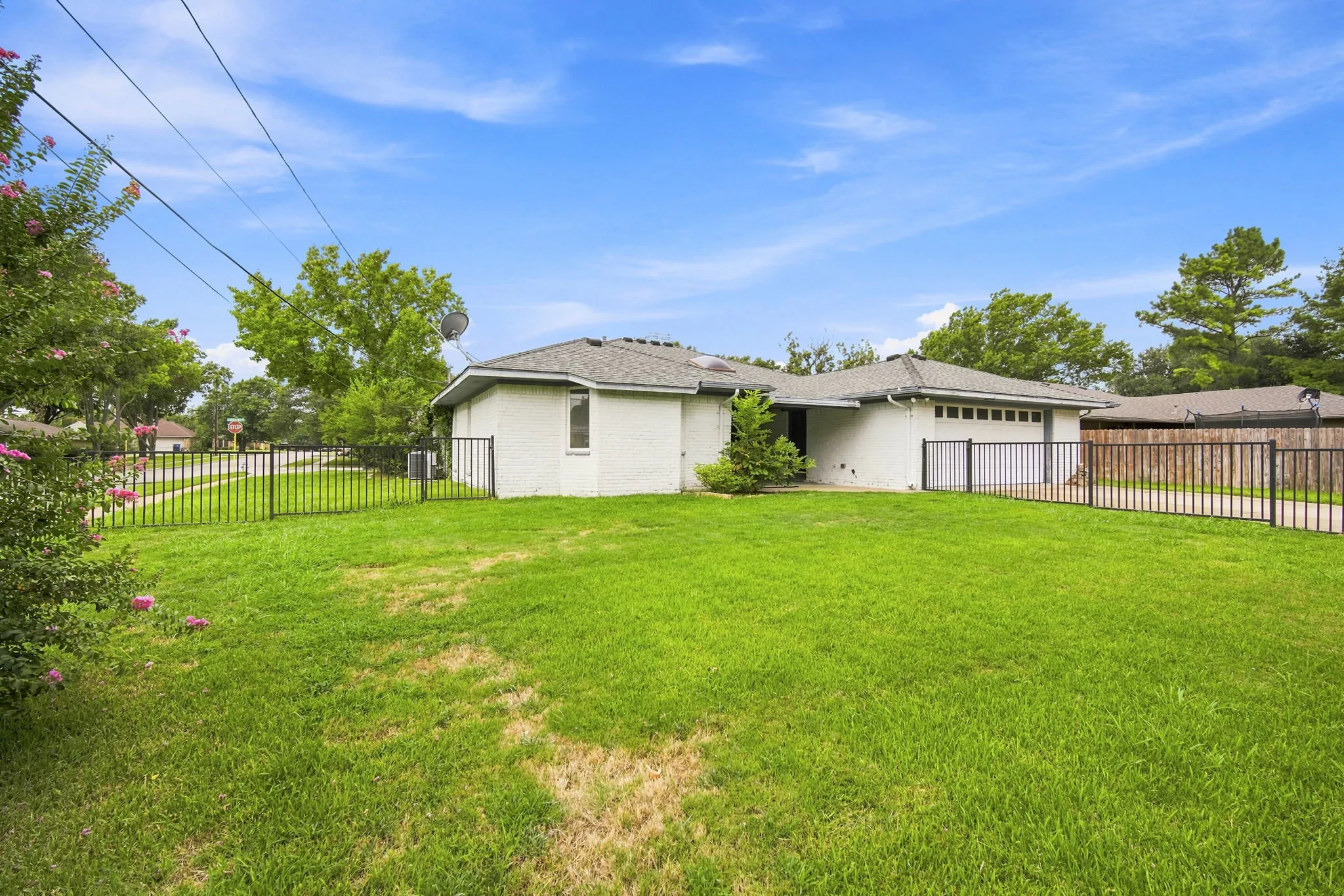 Single Family Residence For Sale in Ellis County , 2005 Yorkstown Drive, Ennis, Texas 75119, 3 Bedroom, 3 Bathroom, 2 Garage spaces, 2,058 Sqft, built in 1975, mls#21330052, Real Estate Agent in Ennis, Homes For Sale in Ellis county, Homes For Sale in Ennis, Realtor in Ennis Texas, Real Estate Brokerage Independent Realty Texas, Luminita Cordes Realtor