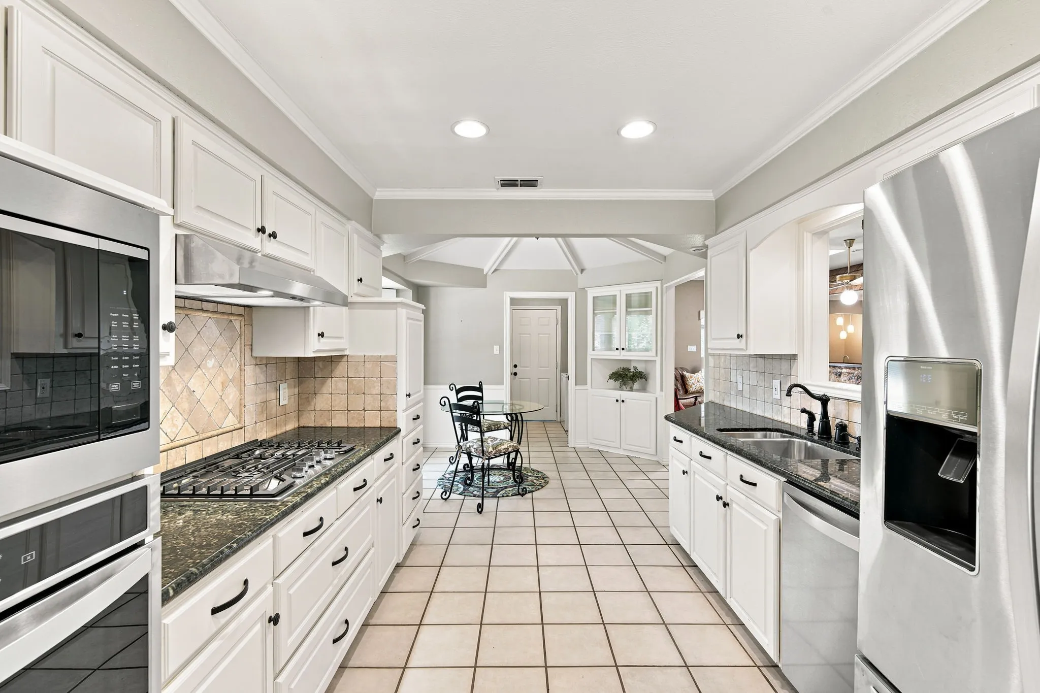 Single Family Residence For Sale in Ellis County , 2005 Yorkstown Drive, Ennis, Texas 75119, 3 Bedroom, 3 Bathroom, 2 Garage spaces, 2,058 Sqft, built in 1975, mls#21330052, Real Estate Agent in Ennis, Homes For Sale in Ellis county, Homes For Sale in Ennis, Realtor in Ennis Texas, Real Estate Brokerage Independent Realty Texas, Luminita Cordes Realtor