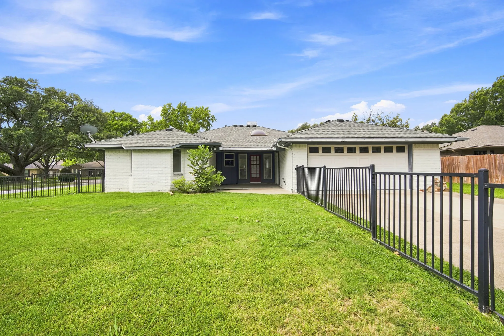 Single Family Residence For Sale in Ellis County , 2005 Yorkstown Drive, Ennis, Texas 75119, 3 Bedroom, 3 Bathroom, 2 Garage spaces, 2,058 Sqft, built in 1975, mls#21330052, Real Estate Agent in Ennis, Homes For Sale in Ellis county, Homes For Sale in Ennis, Realtor in Ennis Texas, Real Estate Brokerage Independent Realty Texas, Luminita Cordes Realtor