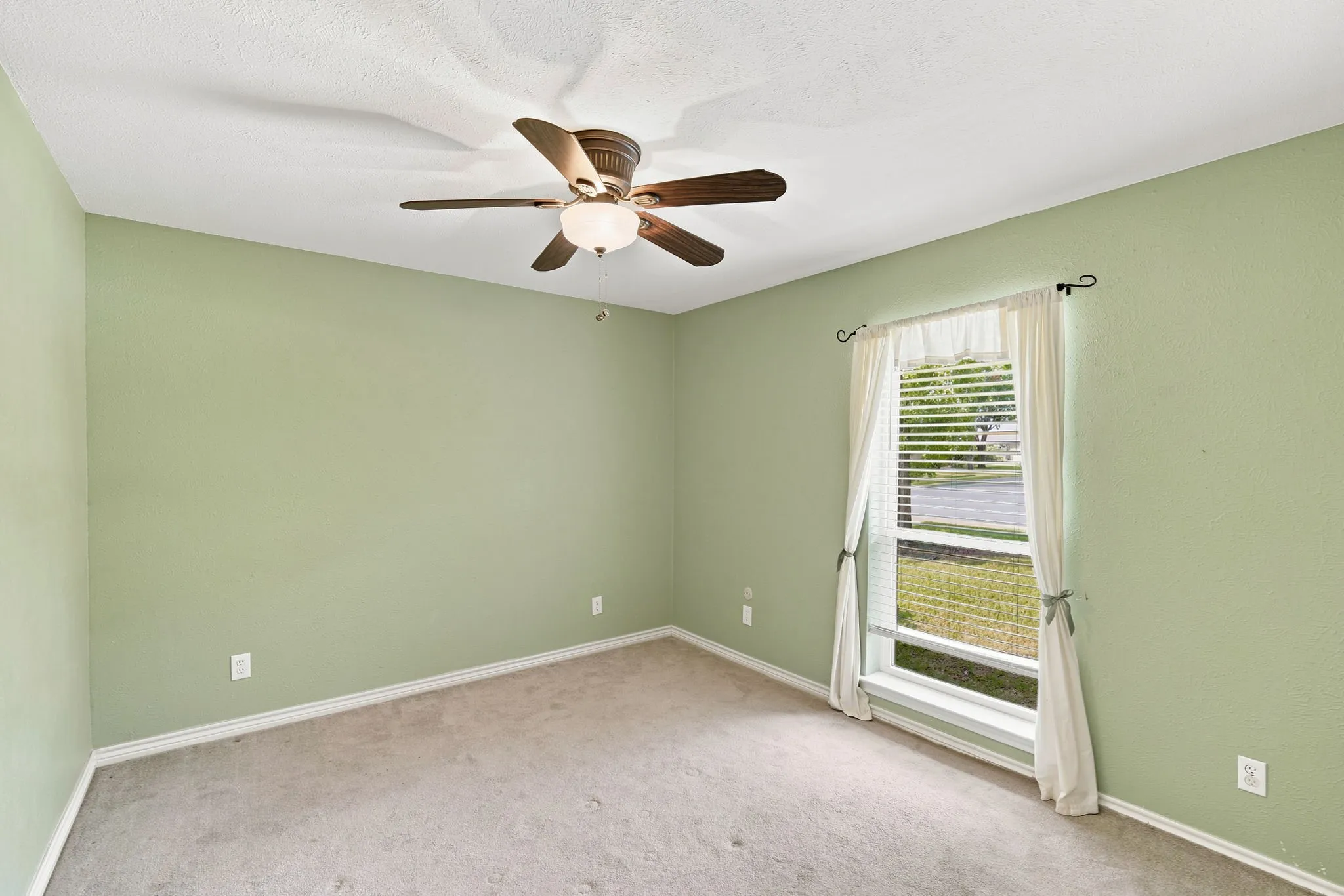Single Family Residence For Sale in Ellis County , 2005 Yorkstown Drive, Ennis, Texas 75119, 3 Bedroom, 3 Bathroom, 2 Garage spaces, 2,058 Sqft, built in 1975, mls#21330052, Real Estate Agent in Ennis, Homes For Sale in Ellis county, Homes For Sale in Ennis, Realtor in Ennis Texas, Real Estate Brokerage Independent Realty Texas, Luminita Cordes Realtor