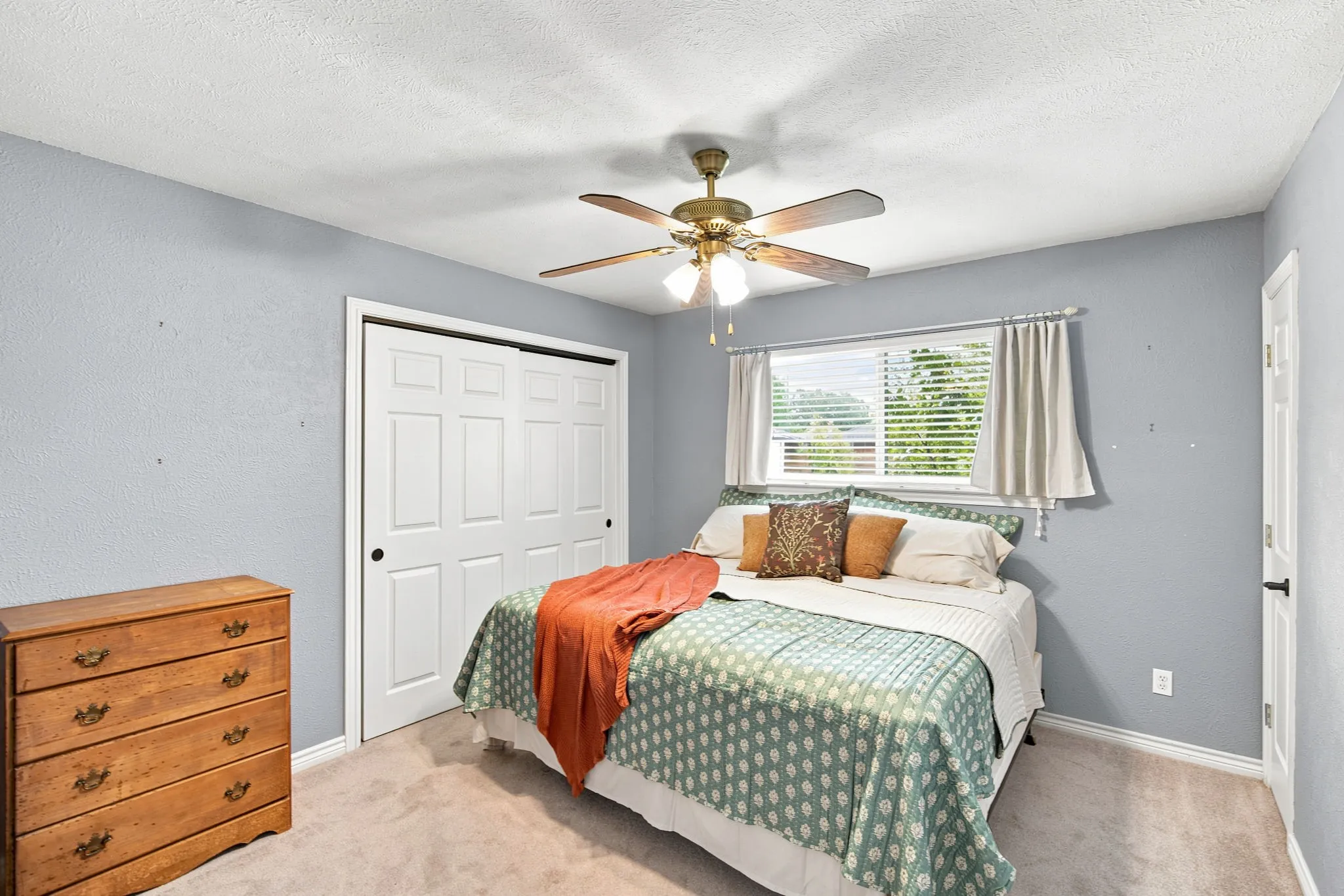 Single Family Residence For Sale in Ellis County , 2005 Yorkstown Drive, Ennis, Texas 75119, 3 Bedroom, 3 Bathroom, 2 Garage spaces, 2,058 Sqft, built in 1975, mls#21330052, Real Estate Agent in Ennis, Homes For Sale in Ellis county, Homes For Sale in Ennis, Realtor in Ennis Texas, Real Estate Brokerage Independent Realty Texas, Luminita Cordes Realtor
