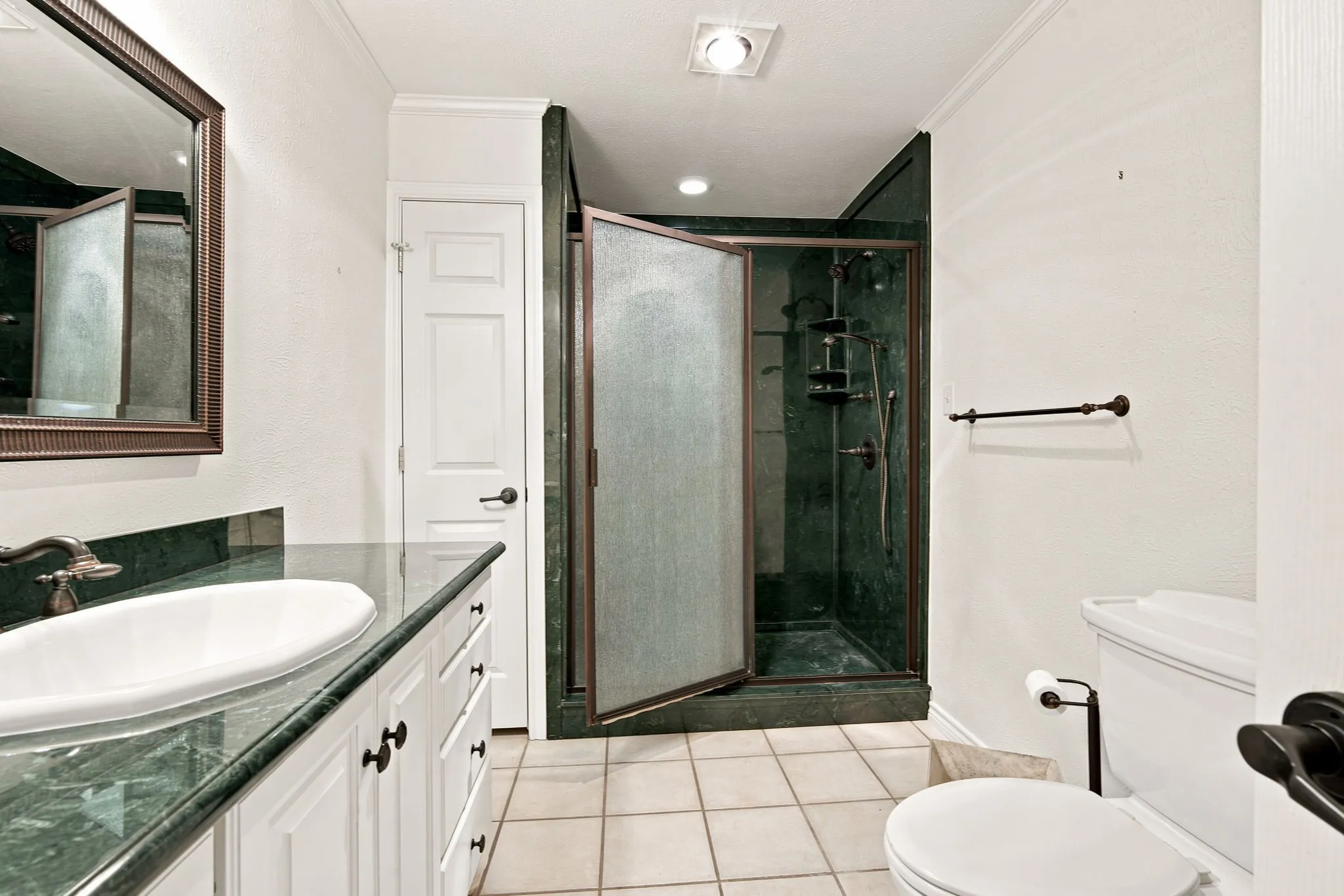 Single Family Residence For Sale in Ellis County , 2005 Yorkstown Drive, Ennis, Texas 75119, 3 Bedroom, 3 Bathroom, 2 Garage spaces, 2,058 Sqft, built in 1975, mls#21330052, Real Estate Agent in Ennis, Homes For Sale in Ellis county, Homes For Sale in Ennis, Realtor in Ennis Texas, Real Estate Brokerage Independent Realty Texas, Luminita Cordes Realtor