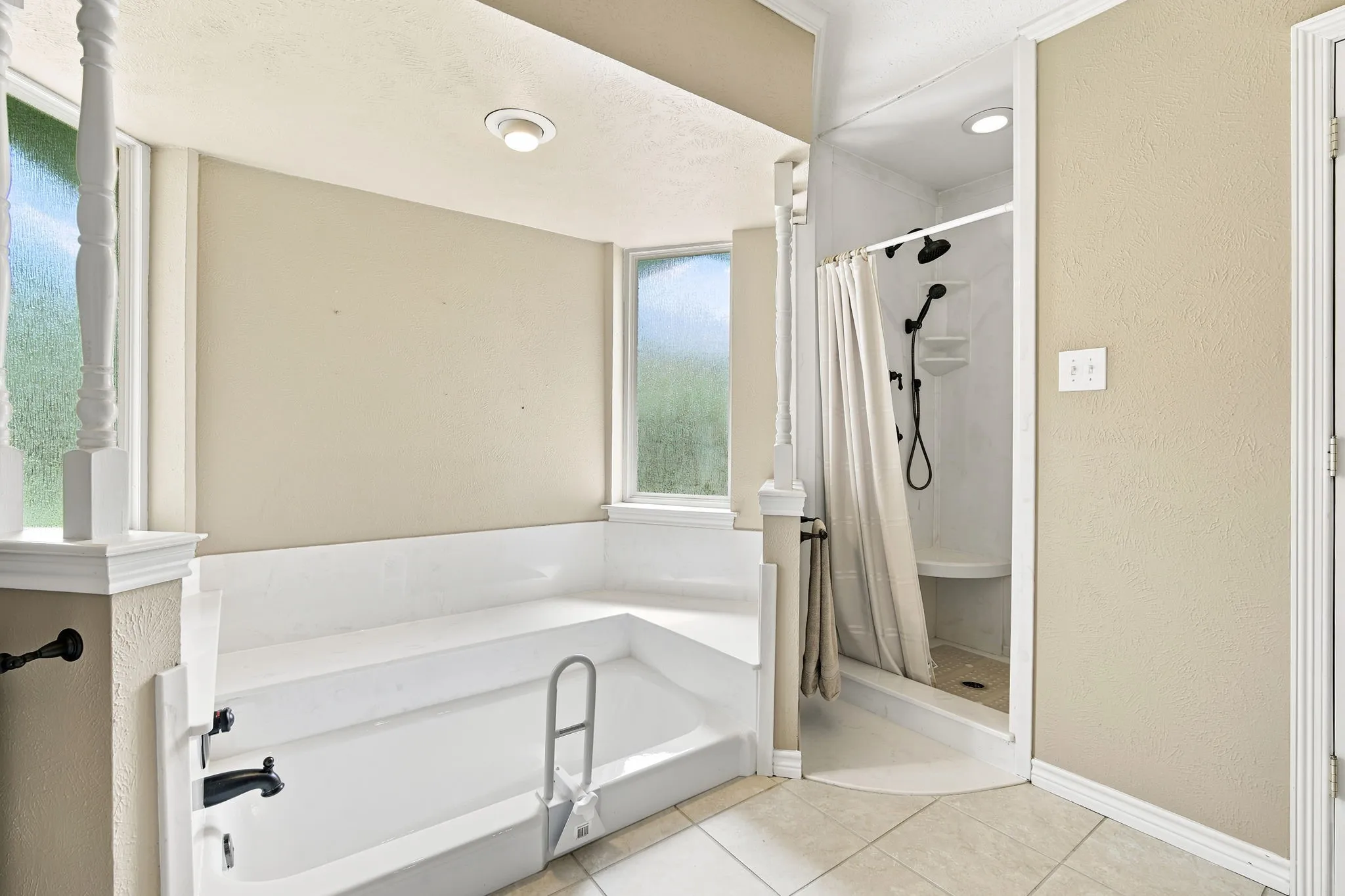 Single Family Residence For Sale in Ellis County , 2005 Yorkstown Drive, Ennis, Texas 75119, 3 Bedroom, 3 Bathroom, 2 Garage spaces, 2,058 Sqft, built in 1975, mls#21330052, Real Estate Agent in Ennis, Homes For Sale in Ellis county, Homes For Sale in Ennis, Realtor in Ennis Texas, Real Estate Brokerage Independent Realty Texas, Luminita Cordes Realtor