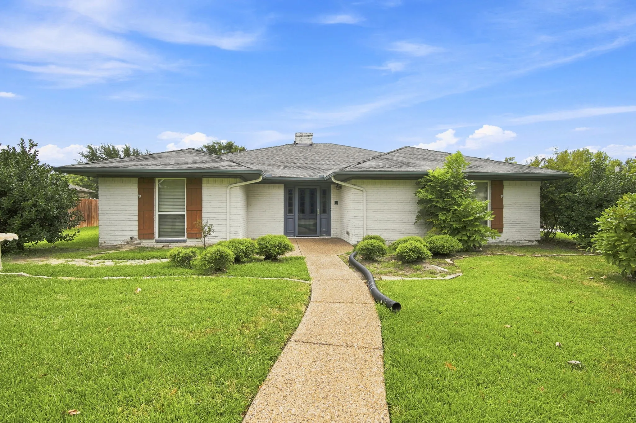 Single Family Residence For Sale in Ellis County , 2005 Yorkstown Drive, Ennis, Texas 75119, 3 Bedroom, 3 Bathroom, 2 Garage spaces, 2,058 Sqft, built in 1975, mls#21330052, Real Estate Agent in Ennis, Homes For Sale in Ellis county, Homes For Sale in Ennis, Realtor in Ennis Texas, Real Estate Brokerage Independent Realty Texas, Luminita Cordes Realtor
