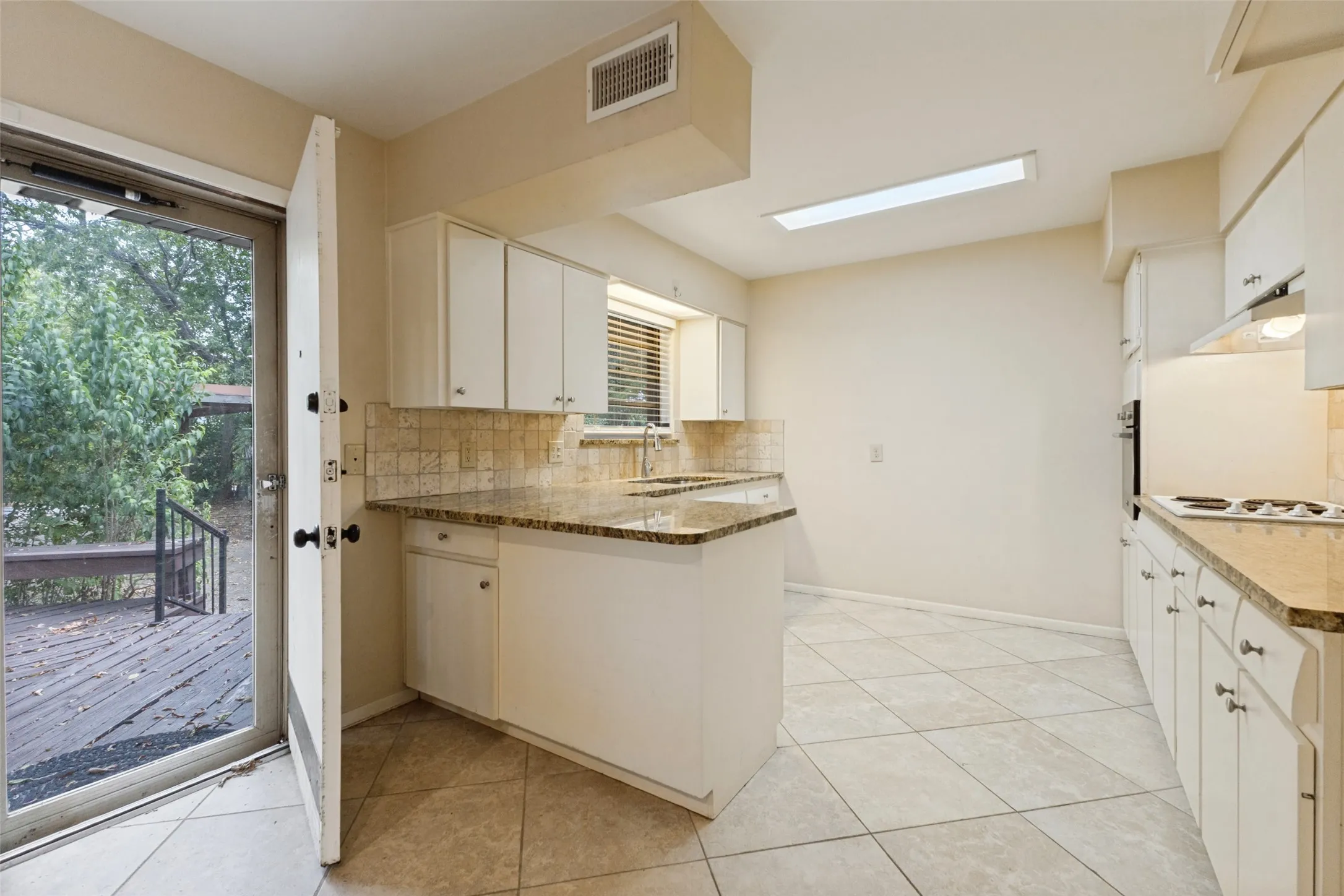 Single Family Residence For Rent in Dallas County , 1303 Northlake Drive, Richardson, Texas 75080, 3 Bedroom, 2 Bathroom, Garage spaces, 1,440 Sqft, built in 1959, mls#21323741, Real Estate Agent in Richardson, Homes For Rent in Dallas county, Homes For Rent in Richardson, Realtor in Richardson Texas, Real Estate Brokerage Independent Realty Texas, Luminita Cordes Realtor
