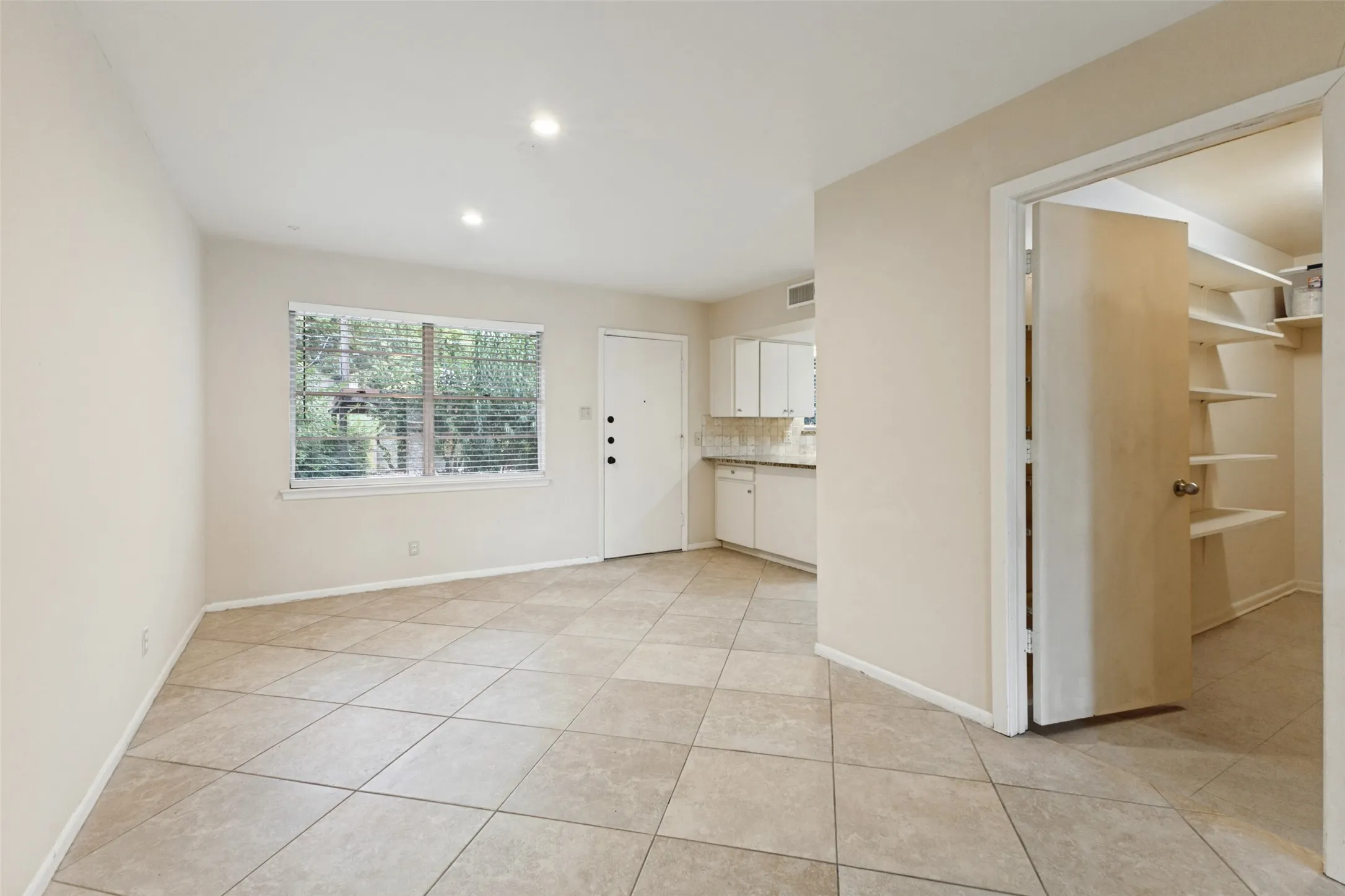 Single Family Residence For Rent in Dallas County , 1303 Northlake Drive, Richardson, Texas 75080, 3 Bedroom, 2 Bathroom, Garage spaces, 1,440 Sqft, built in 1959, mls#21323741, Real Estate Agent in Richardson, Homes For Rent in Dallas county, Homes For Rent in Richardson, Realtor in Richardson Texas, Real Estate Brokerage Independent Realty Texas, Luminita Cordes Realtor