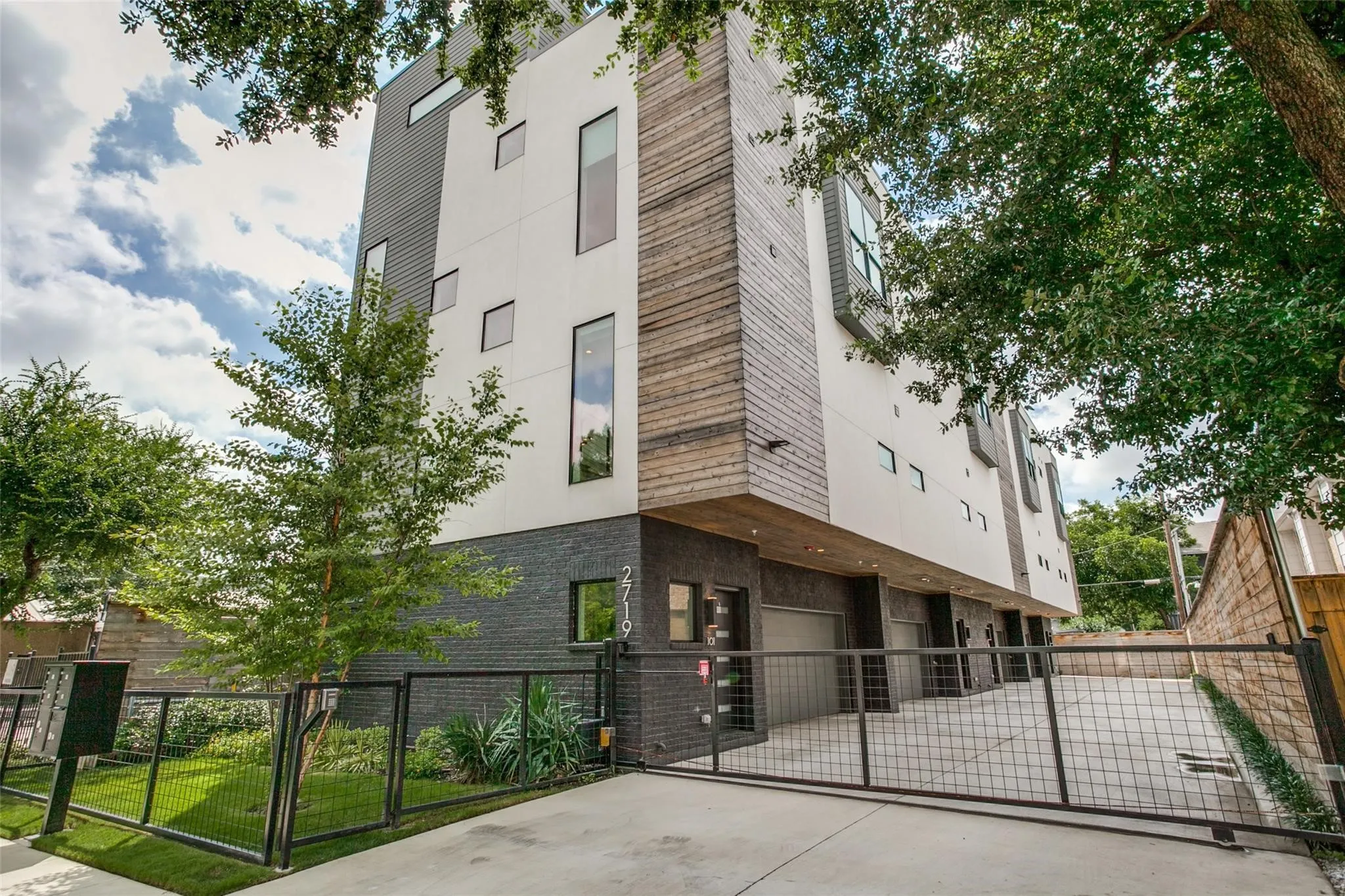 Condominium For Rent in Dallas County , 2719 Reagan Street 101, Dallas, Texas 75219, 2 Bedroom, 3 Bathroom, 2 Garage spaces, 2,238 Sqft, built in 2018, mls#21325623, Real Estate Agent in Dallas, Homes For Rent in Dallas county, Homes For Rent in Dallas, Realtor in Dallas Texas, Real Estate Brokerage Independent Realty Texas, Luminita Cordes Realtor