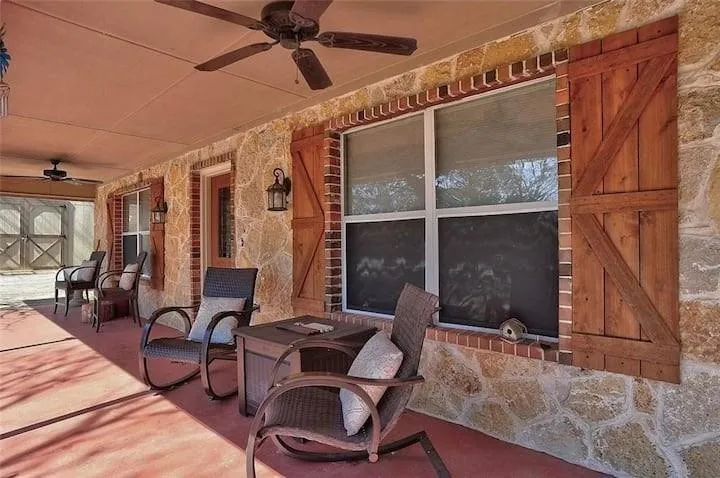 Single Family Residence For Sale in Grayson County , 233 Castle Drive, Pottsboro, Texas 75076, 2 Bedroom, 2 Bathroom, Garage spaces, 1,528 Sqft, built in 2008, mls#21330111, Real Estate Agent in Pottsboro, Homes For Sale in Grayson county, Homes For Sale in Pottsboro, Realtor in Pottsboro Texas, Real Estate Brokerage Independent Realty Texas, Luminita Cordes Realtor