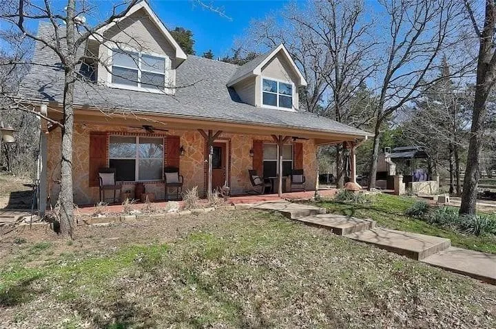 Single Family Residence For Sale in Grayson County , 233 Castle Drive, Pottsboro, Texas 75076, 2 Bedroom, 2 Bathroom, Garage spaces, 1,528 Sqft, built in 2008, mls#21330111, Real Estate Agent in Pottsboro, Homes For Sale in Grayson county, Homes For Sale in Pottsboro, Realtor in Pottsboro Texas, Real Estate Brokerage Independent Realty Texas, Luminita Cordes Realtor
