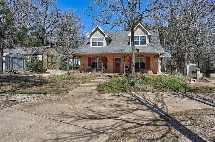 Single Family Residence For Sale in Grayson County , 233 Castle Drive, Pottsboro, Texas 75076, 2 Bedroom, 2 Bathroom, Garage spaces, 1,528 Sqft, built in 2008, mls#21330111, Real Estate Agent in Pottsboro, Homes For Sale in Grayson county, Homes For Sale in Pottsboro, Realtor in Pottsboro Texas, Real Estate Brokerage Independent Realty Texas, Luminita Cordes Realtor
